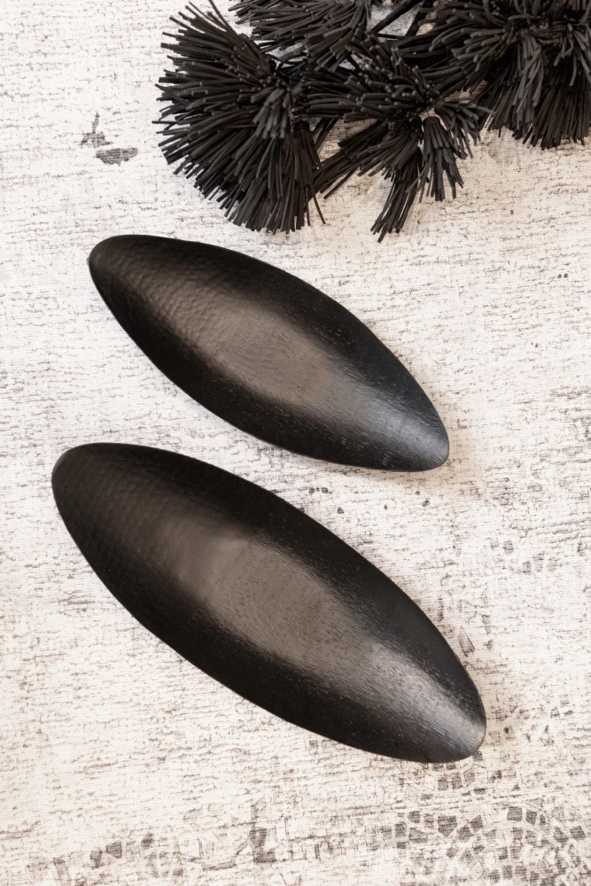 Enë dekorative në formë barke, alumin i zi, 49x20x5cm