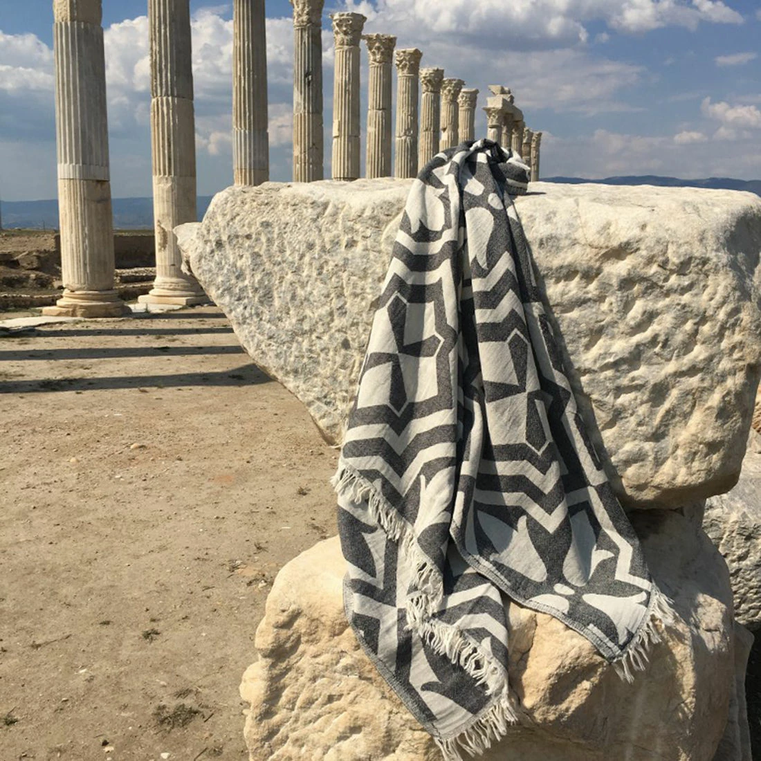 Peshqir plazhi Fouta Mijölnir, Lalezar, ngjyrë e zezë dhe bezhë
