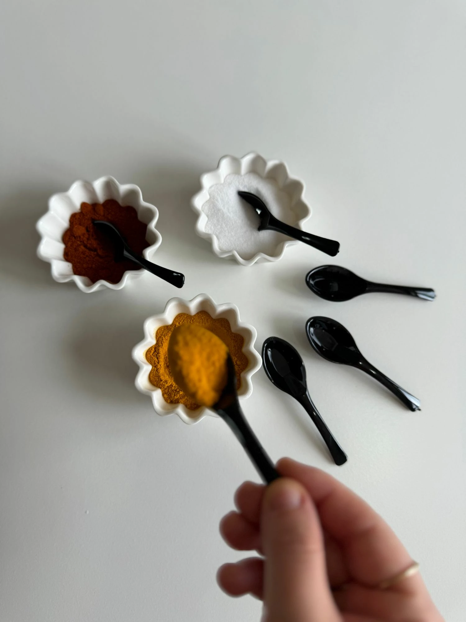 Set lugësh plastike, 12 copë, ngjyrë e zezë, Hermia, EKR-002