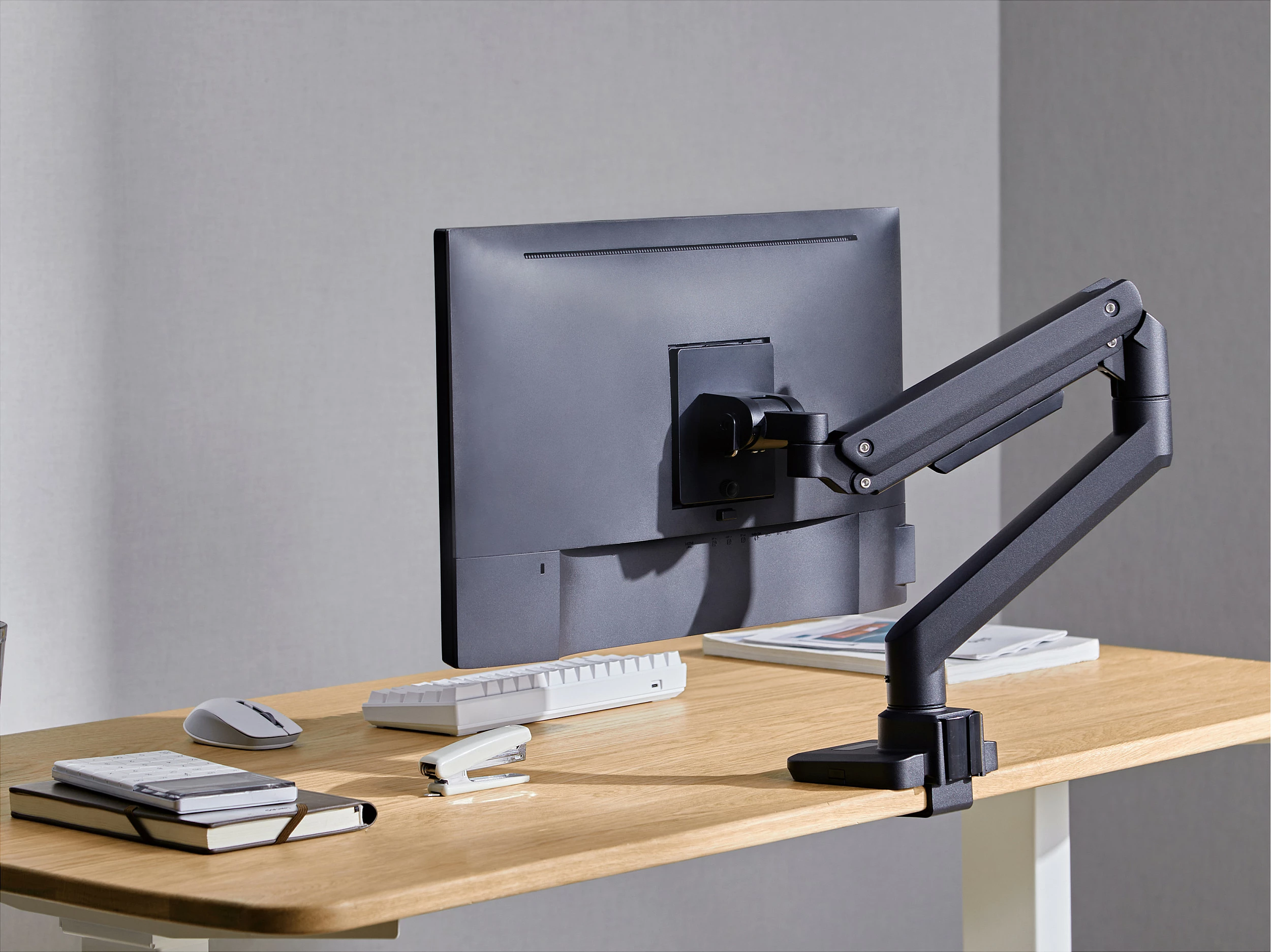 Mbajtëse tavoline për monitor Equip, 17"-49", gaz-spring, VESA 75x75/100x100, 20 kg, e zezë
