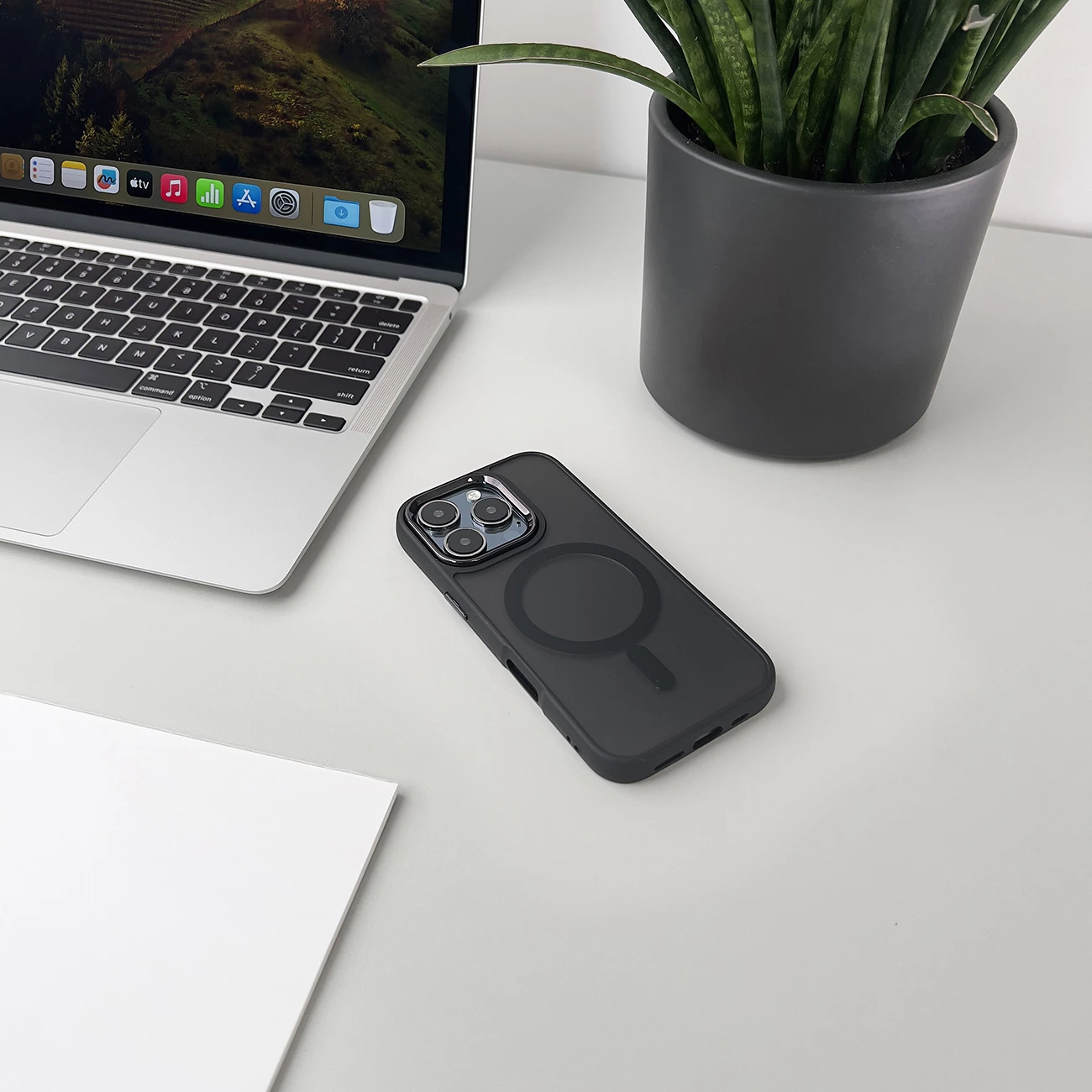 Mbështjellës Hurtel Fashion Case MagSafe për iPhone 16 Pro, TPU, i zi