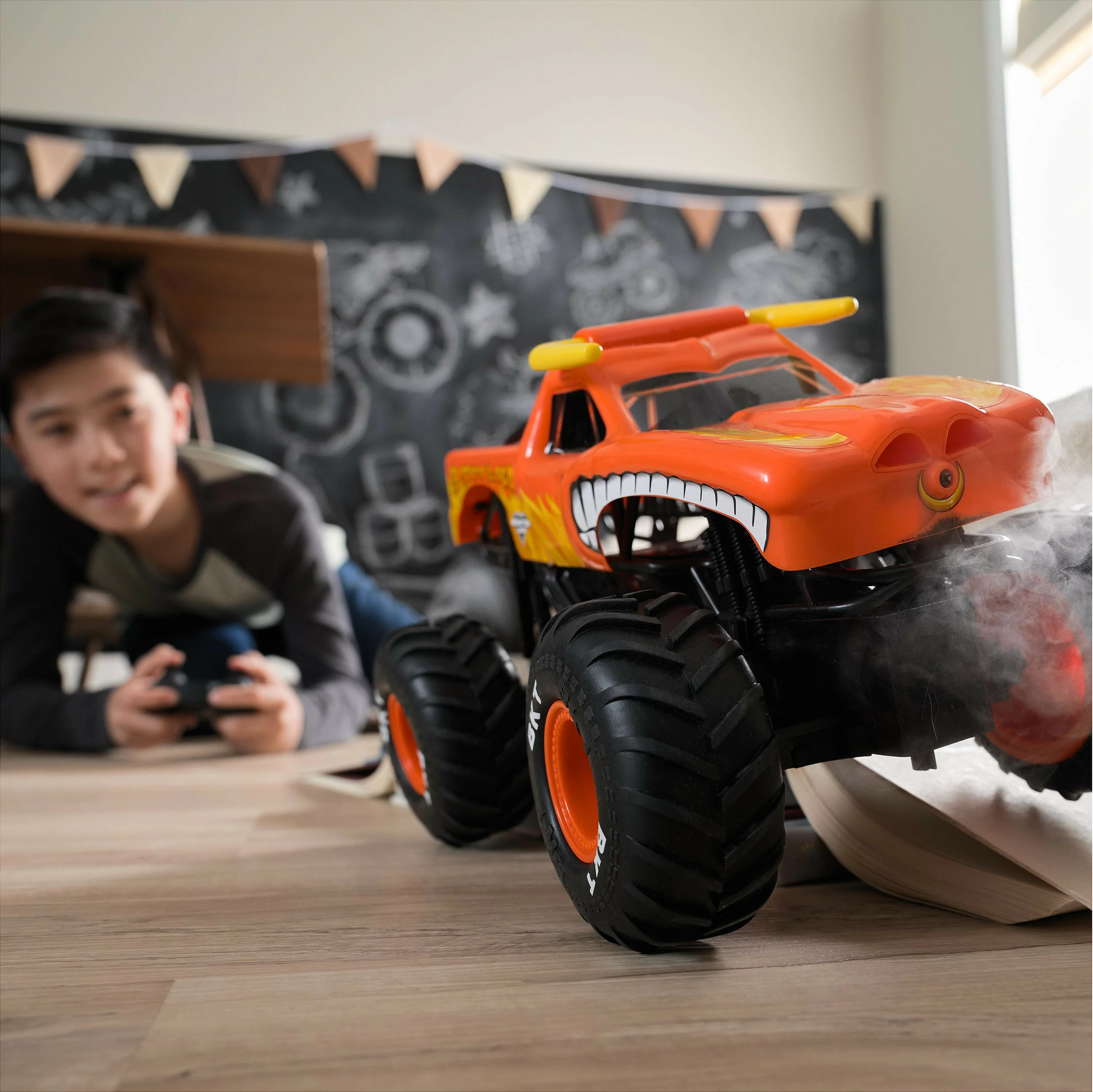 Kamion Monster Truck RC Spin Master Monster Jam El Toro Loco, shkallë 1:15, efekt tymi, zi/portokalli