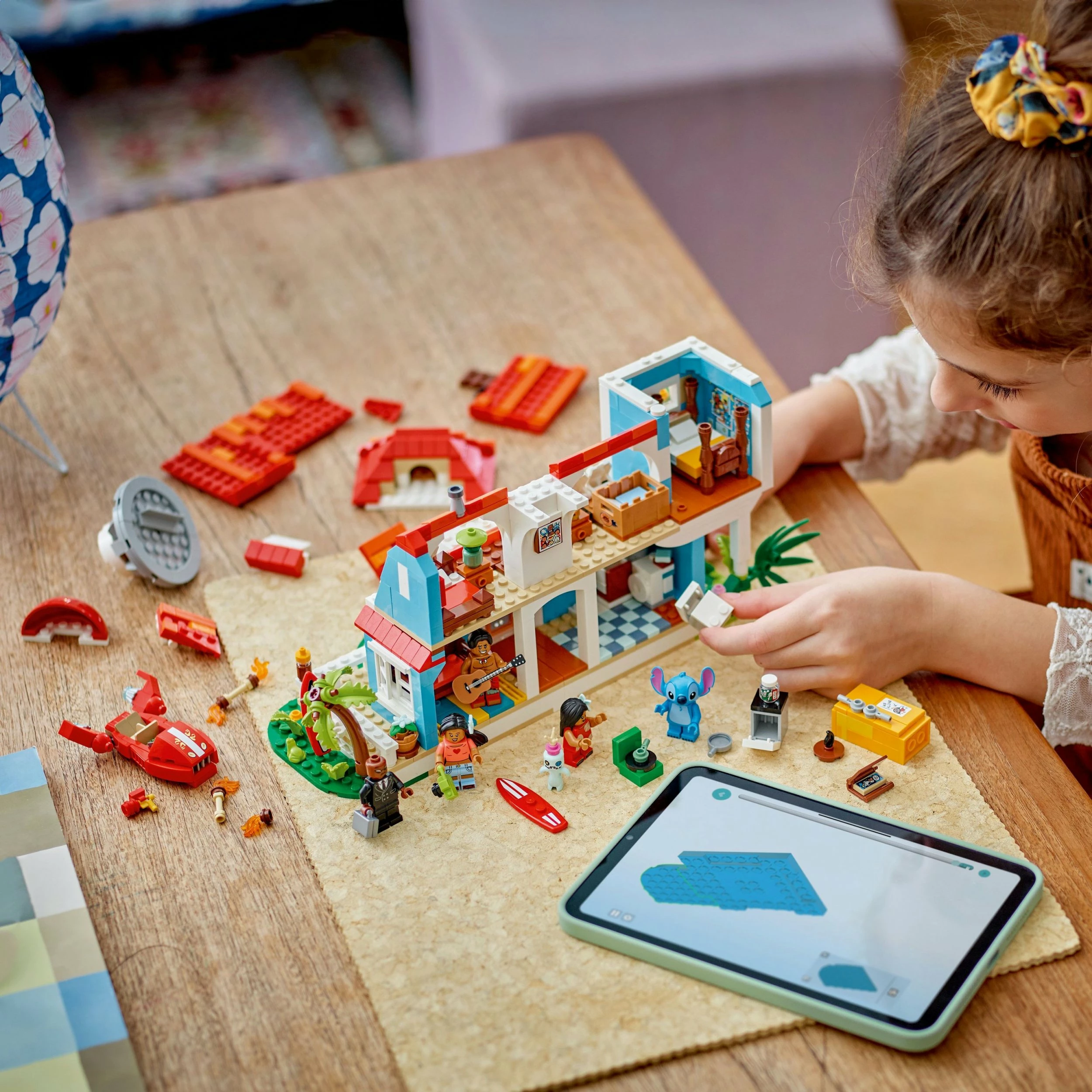 Set ndërtimi LEGO Disney Beach House Lilo and Stitch 43268, 834 pjesë