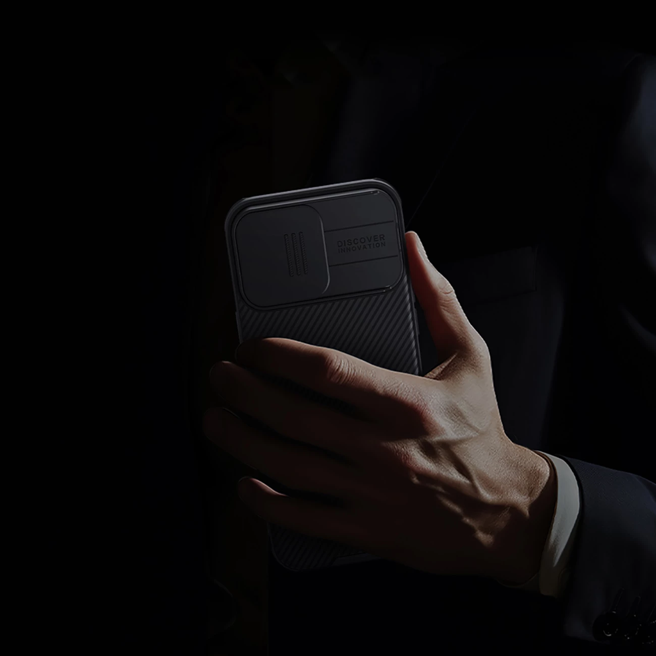 Mbështjellës Nillkin CamShield Pro për iPhone 16 Pro Max, me mbulesë kamere, i zi