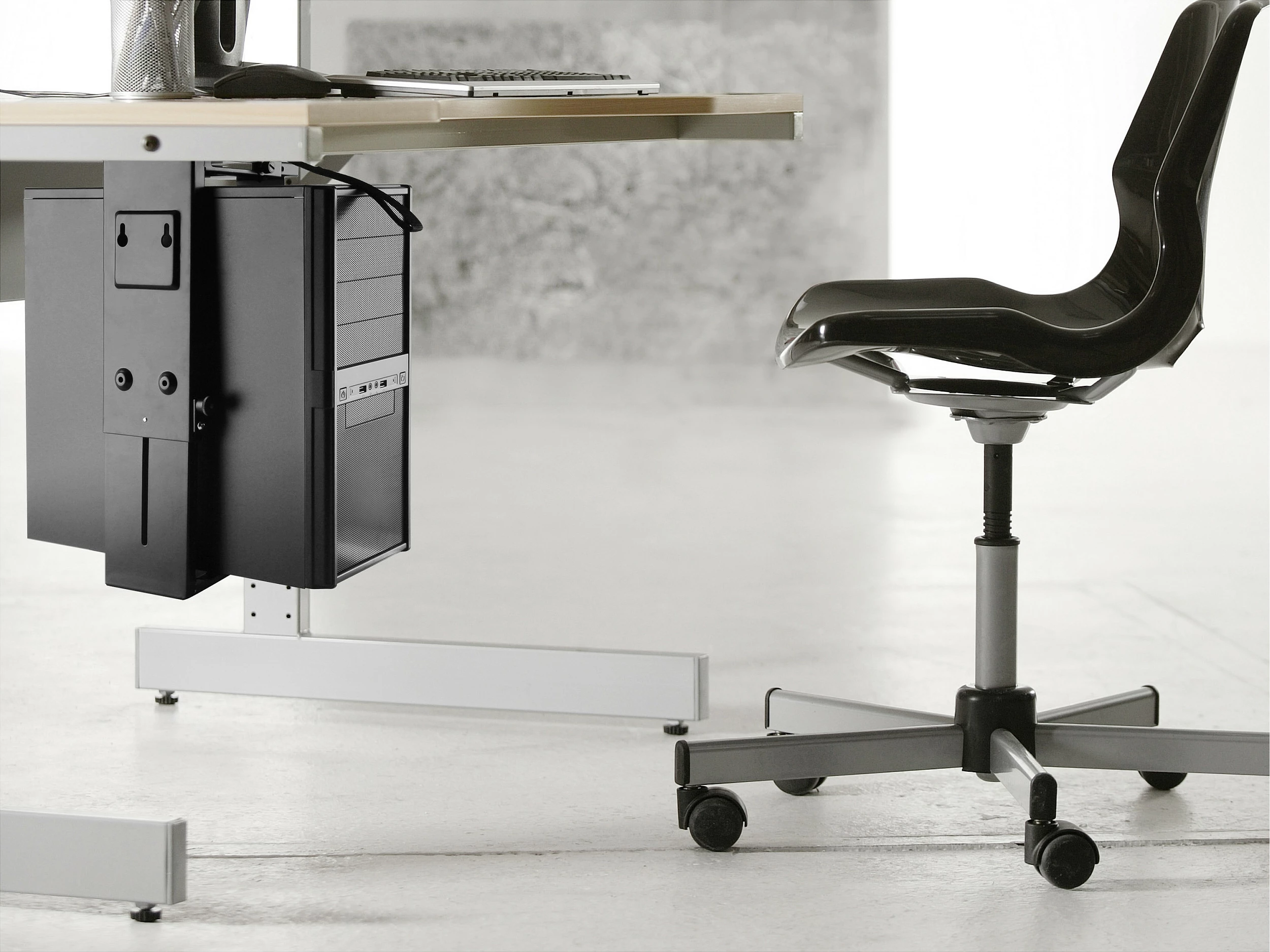 Mbajtës nën tavolinë për kasë PC EQUIP, 10 kg, rrotullim 180°, çelik, i zi