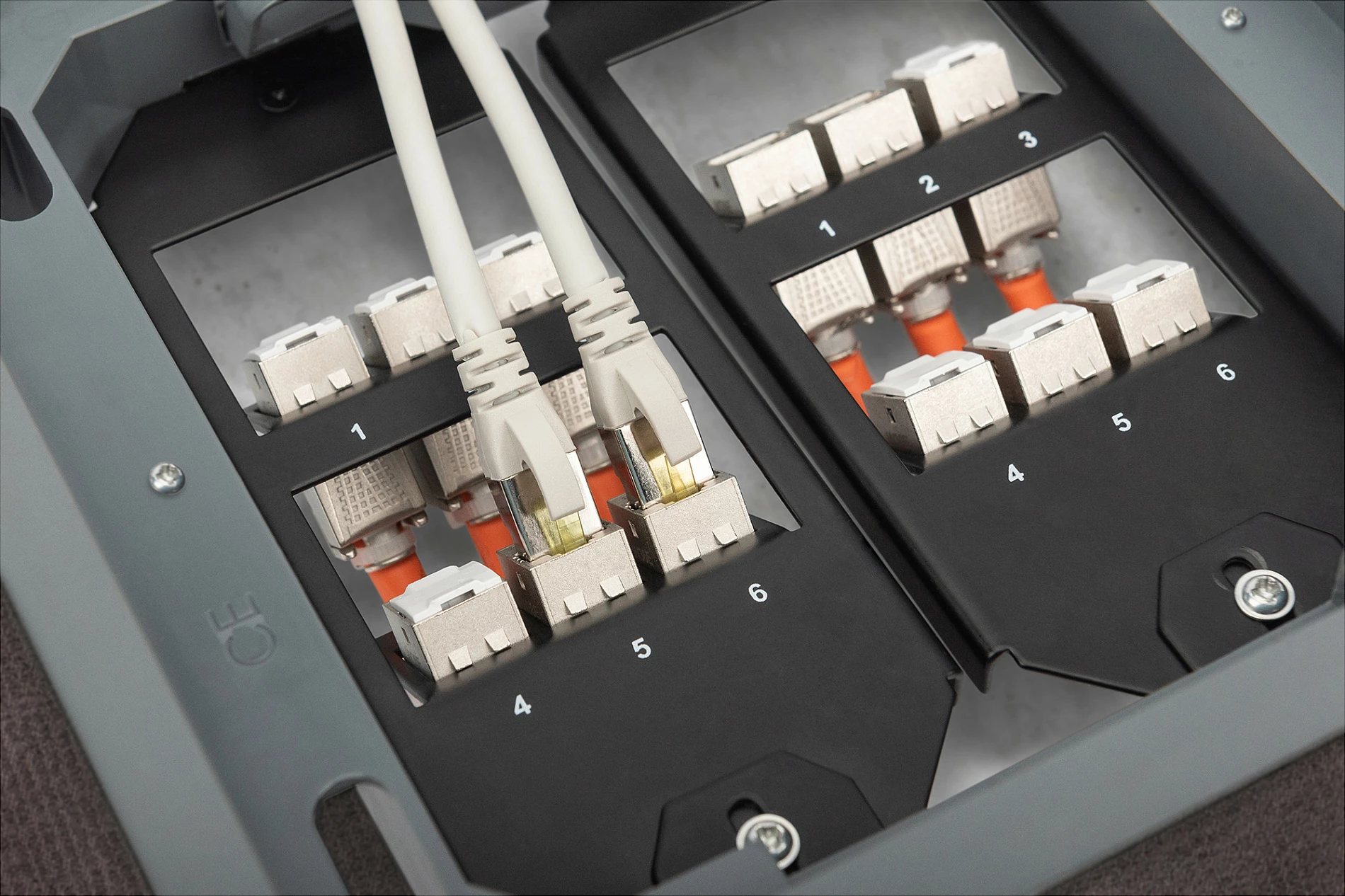 Mbajtës Digitus për kuti dyshemeje (floor box) për module Keystone, metal, i zi