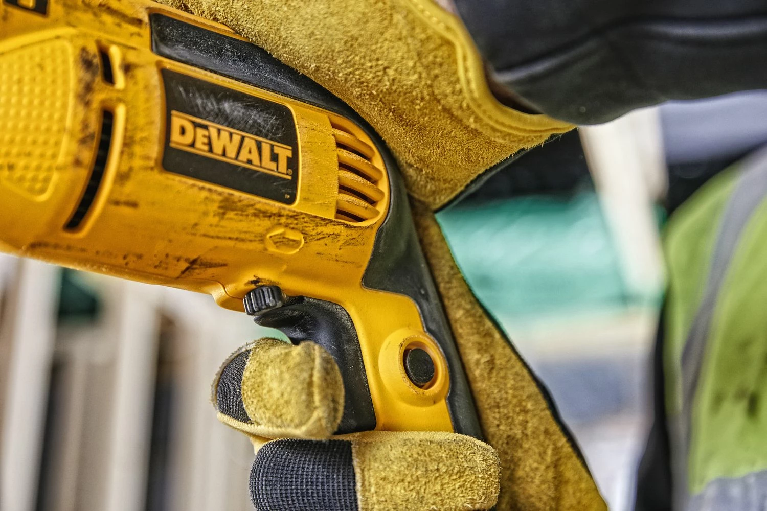 Trapan me goditje Dewalt DWD024 650W, mandrinë 13 mm, me rrymë, i verdhë/zi