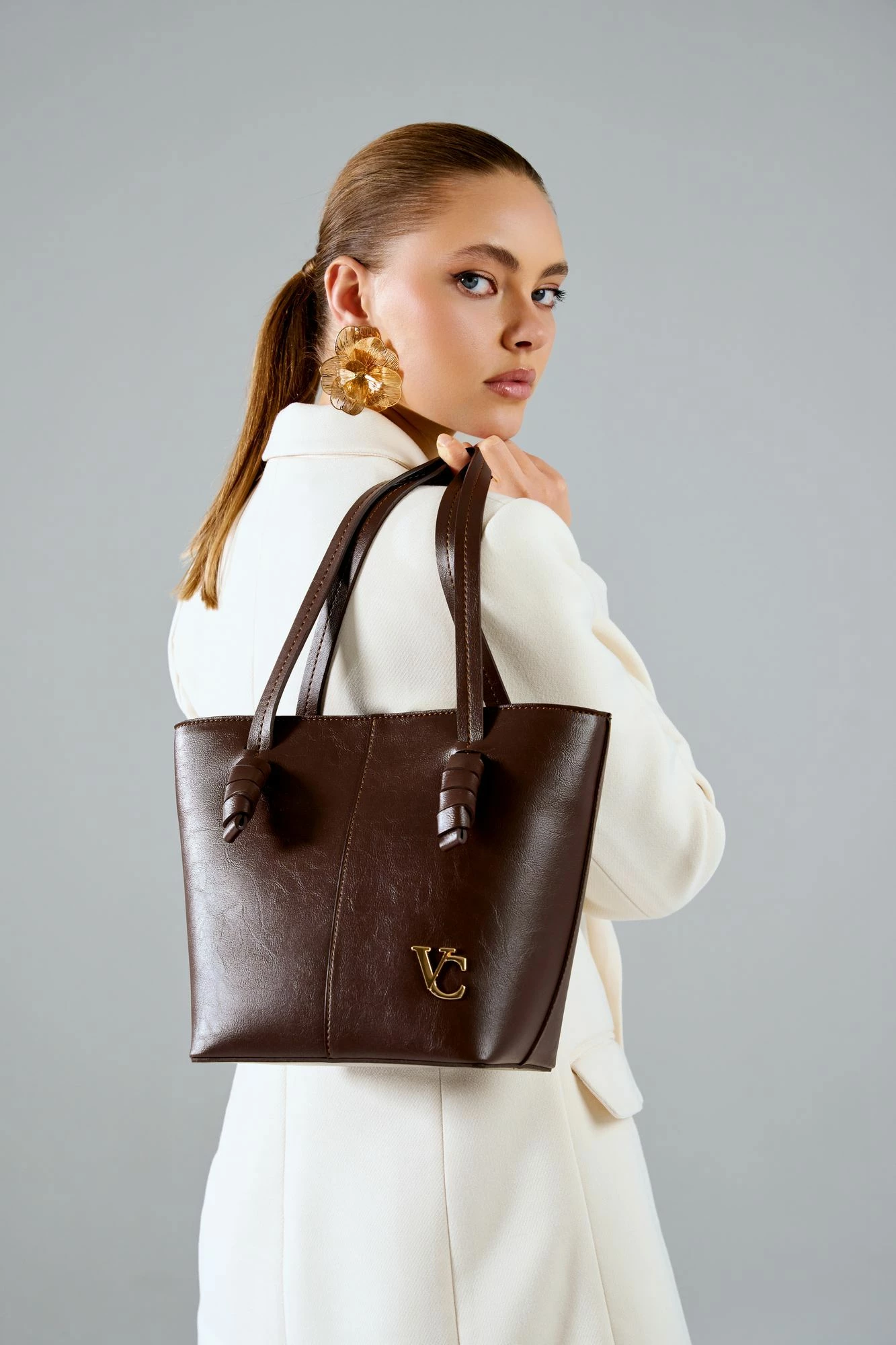 Çantë shpatullës Vince Camuto Piedmont, ngjyrë çokollatë