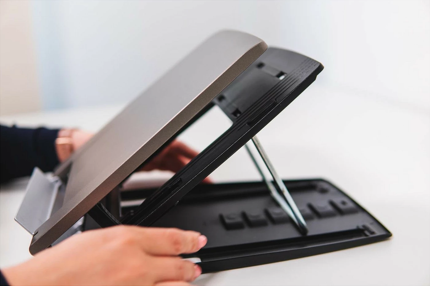 Mbajtëse laptopi BakkerElkhuizen Ergo-Q 330 Circular, për deri 17", e palosshme, e rregullueshme, 6 pozita, 6 kg, zi/gri