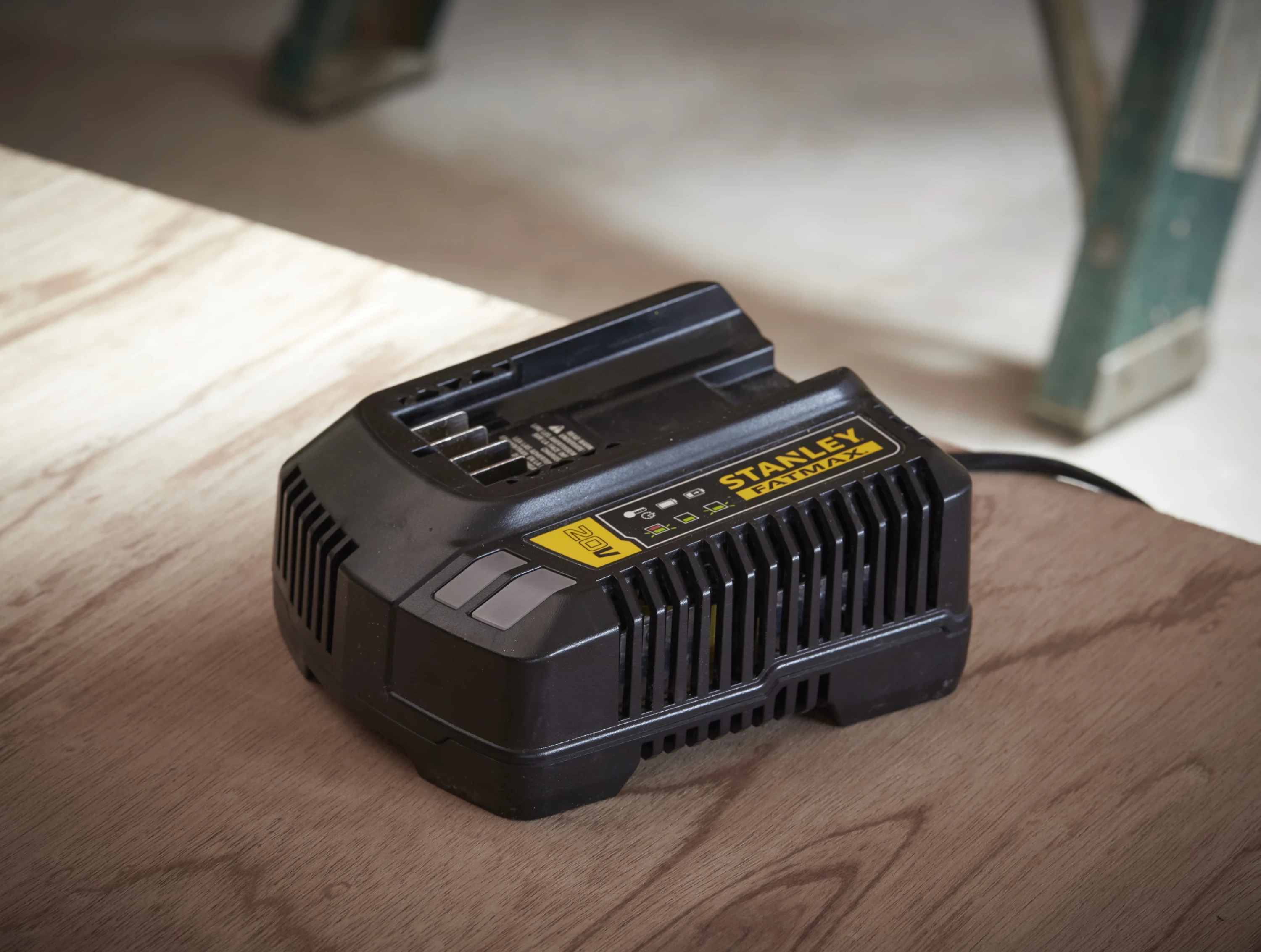 Karikues baterie Stanley FATMAX V20 SFMCB14, 18V, 4A, e zezë/verdhë