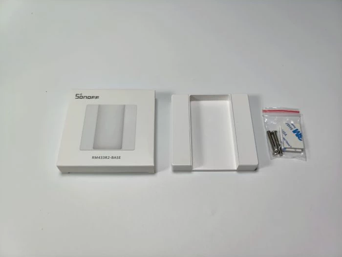 Mbajtëse telekomande SONOFF RM433R2-BASE për RM433, montim muri/tavoline, e bardhë