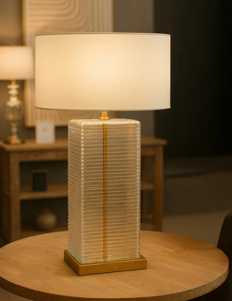 Llambë tavoline Eleven, xham transparent, detaje ari, abazhur i bardhë, 47x25x83cm