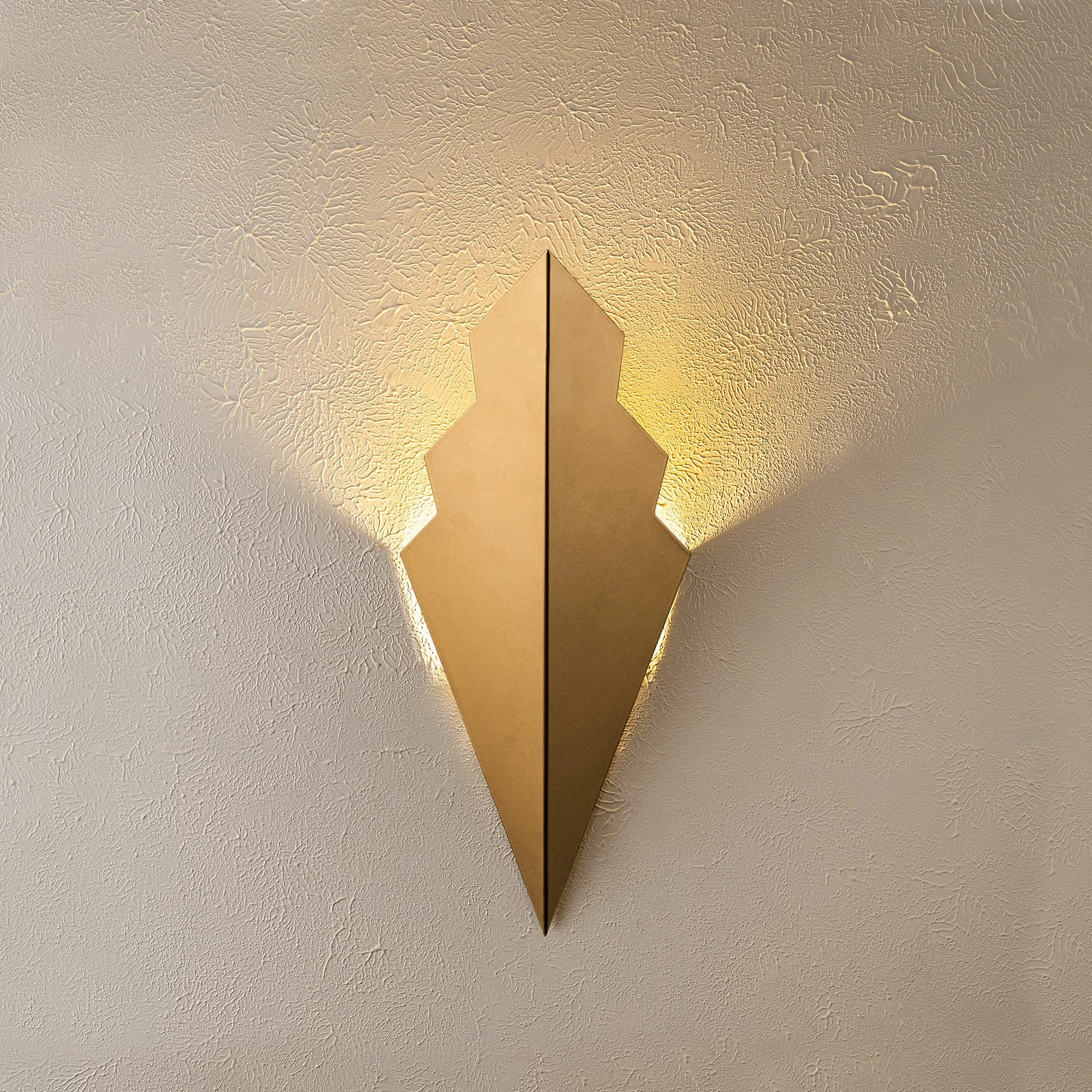 Llambë muri Opviq Arrow, ngjyrë ari, 17x40x15cm