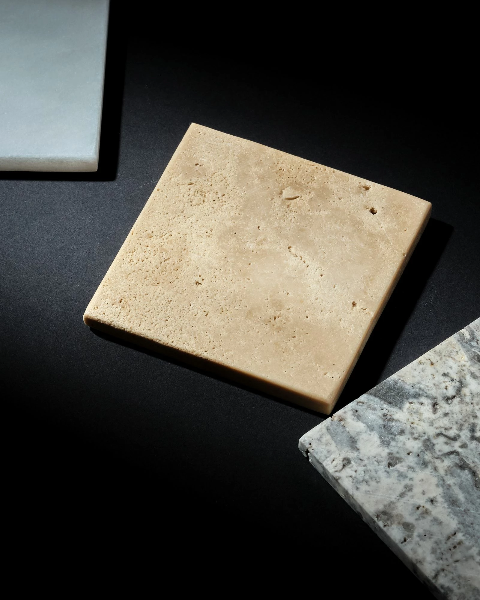 Set 6 copë mbajtëse gotash prej mermeri travertin, ngjyrë bezhë, Hermia Concept, MAR09100104D