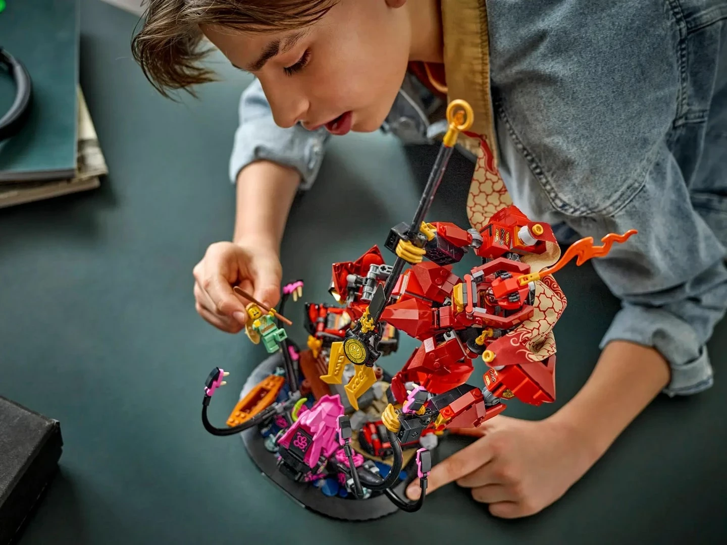 Set LEGO NINJAGO The Fire Knight Mech 71846 me 2 minifigura