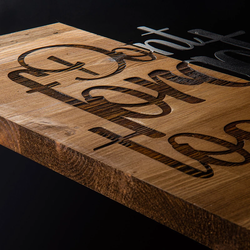 Dekor muri Smiley, dru pishe natyral, metal i zi, 47x3x58cm