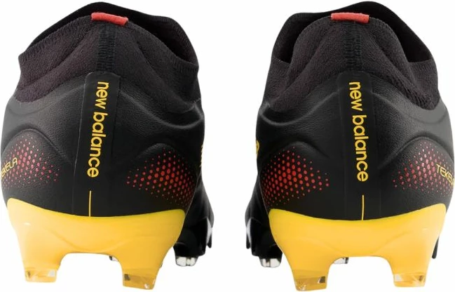 Atlete futbolli New Balance Tekela Team FG V5, të zeza