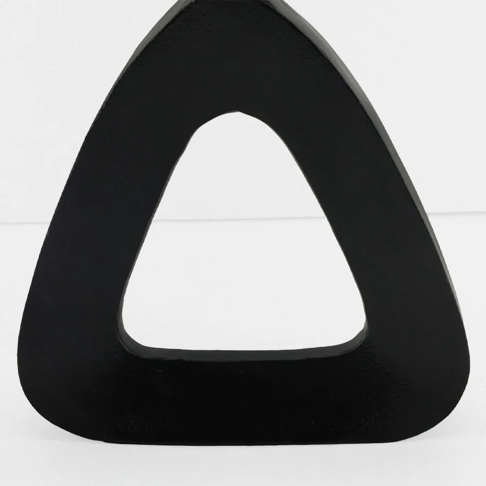 Vazo trekëndëshe abstrakte, alumin, e zezë, 27x5x32cm