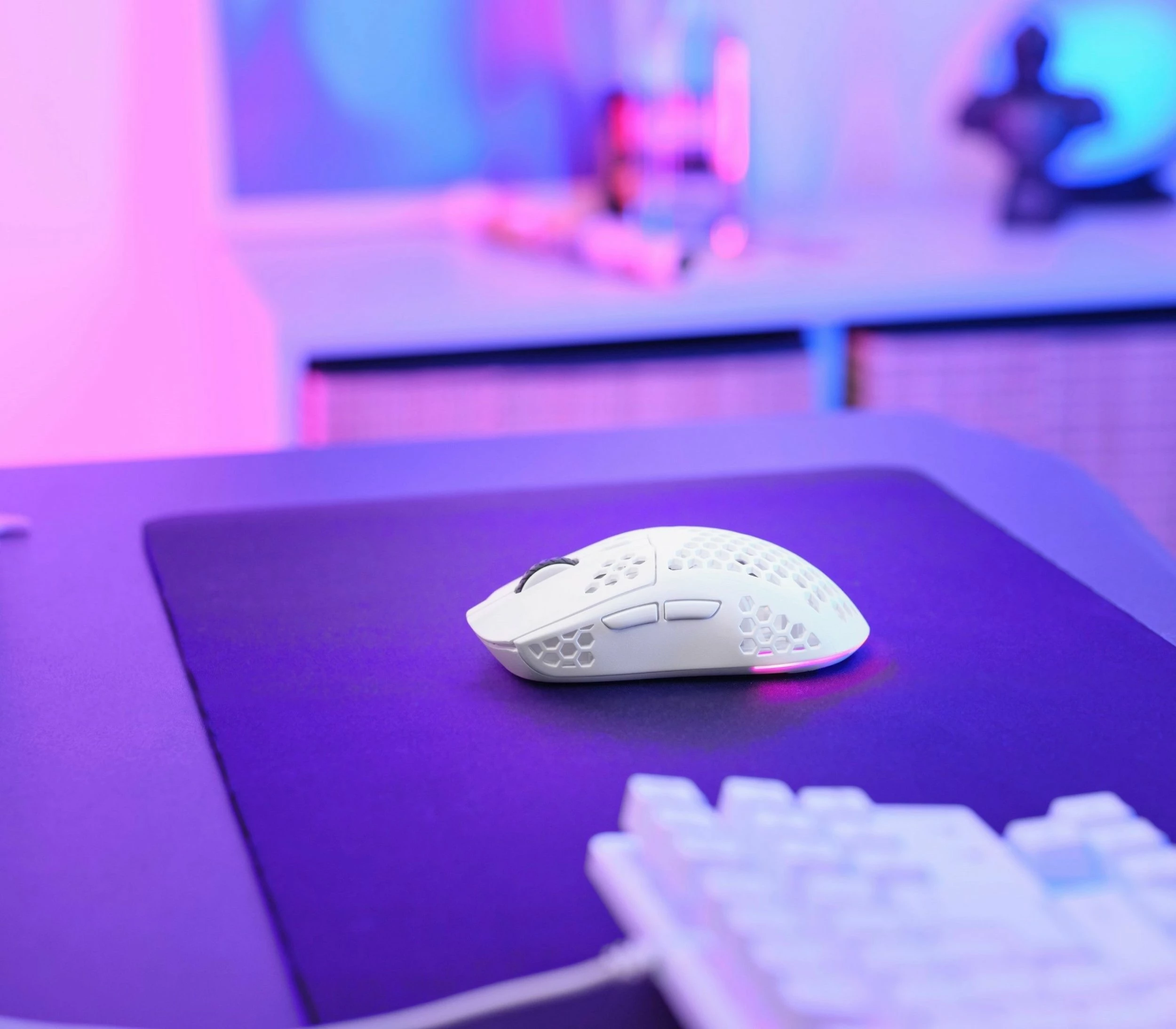 Maus Trust GXT 929W Helox (25390) wireless 2.4GHz 6400 DPI RGB, e bardhë