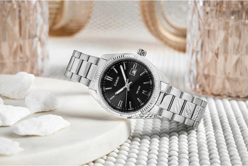 Orë dore për femra CASIO, e zezë