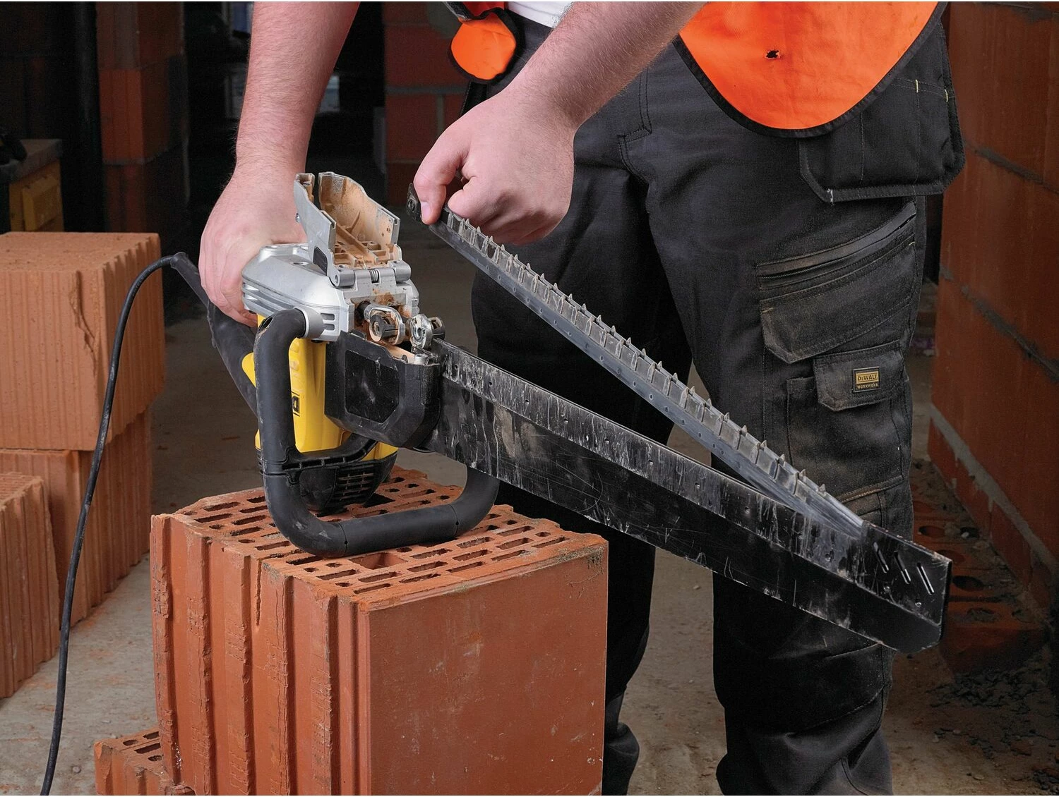 Sharrë alligator DeWalt DWE398, 1700 W, 43 cm, me teh karbidi DT2976 + çelës imbus