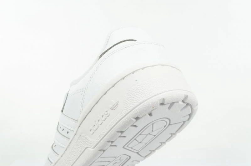 Atlete për femra adidas, të bardha