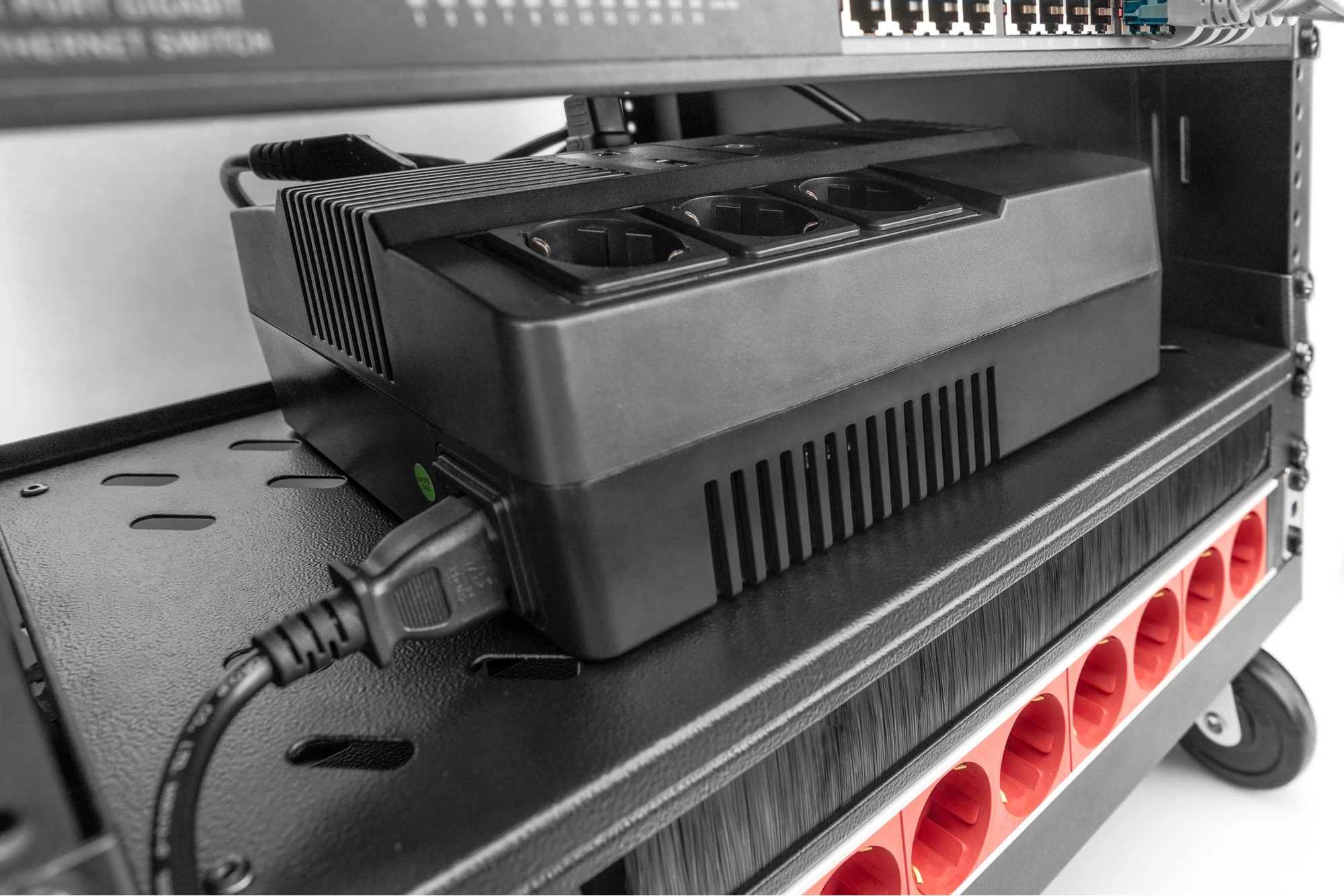 Kasë rrjeti Digitus Universal 19", 21HE, me rrota, e zezë