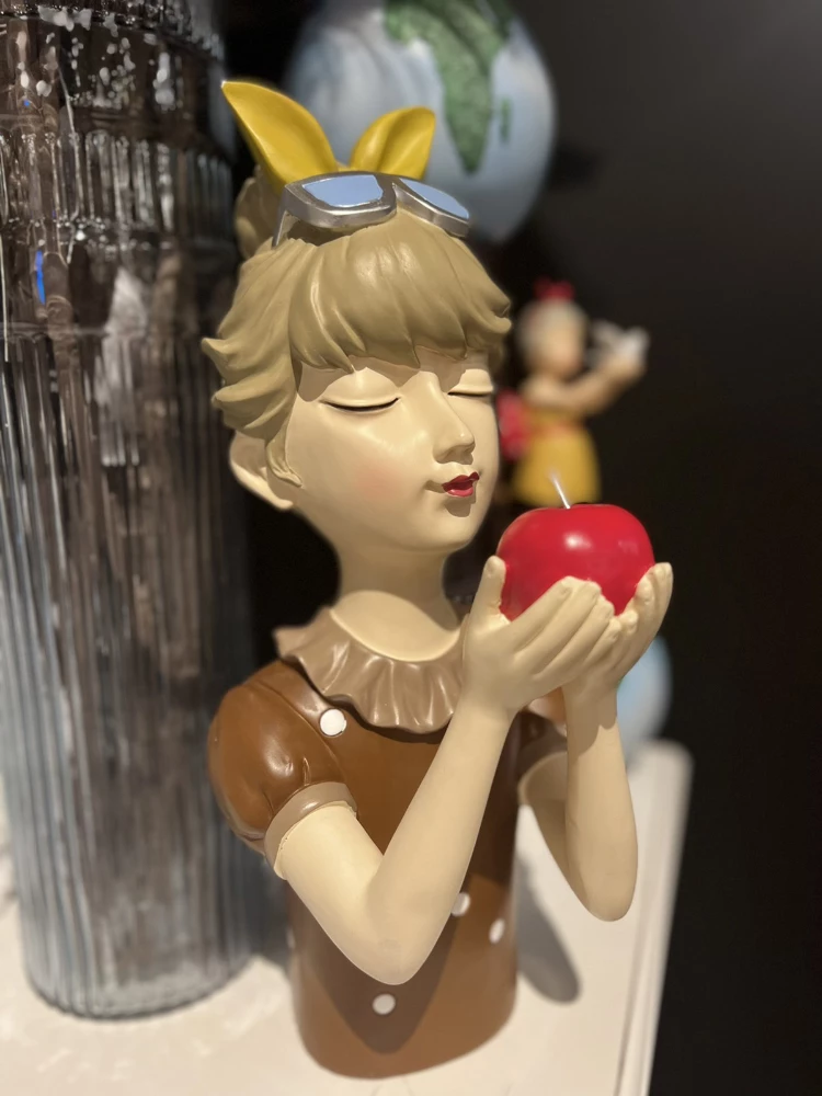 Figurë dekorative TRAVEL GIRL 7, shumëngjyrëshe, polirezine, 18x14x34cm