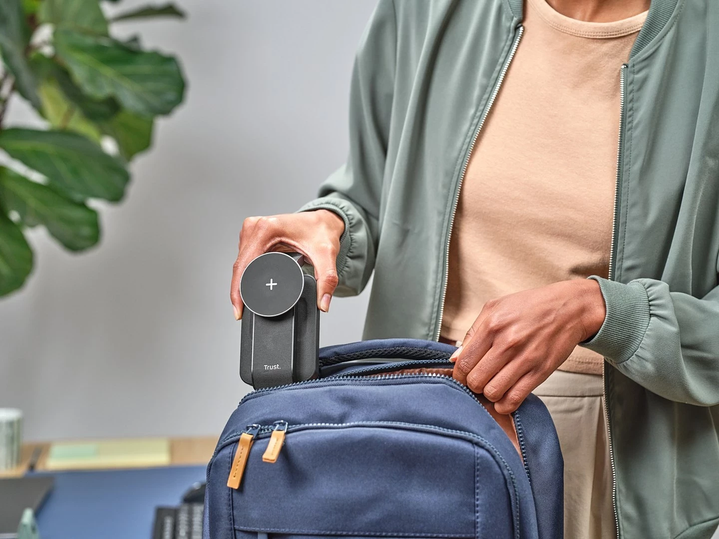 Karikues wireless Trust Viro, për kufje, celular, smartwatch, i zi