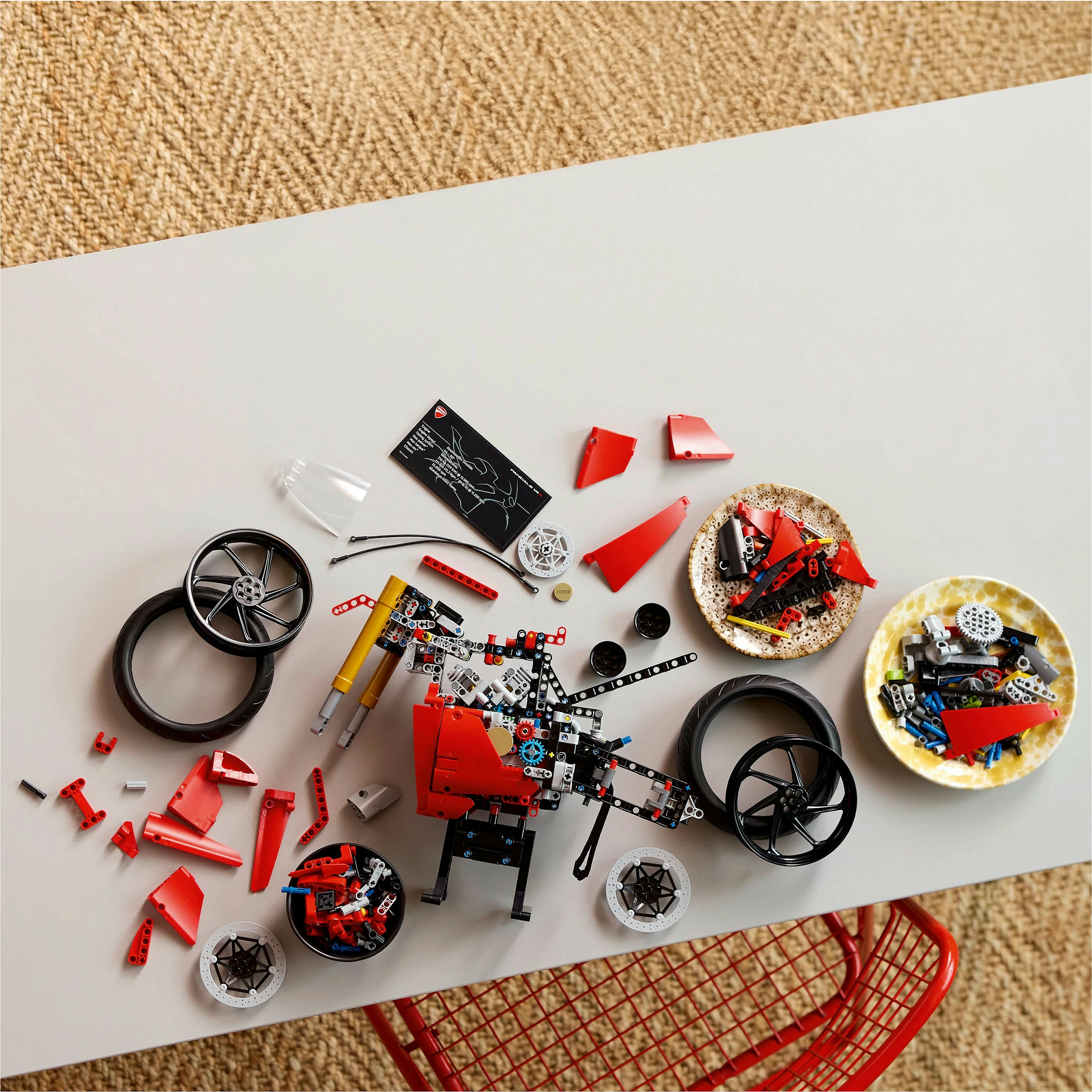 Set ndërtimi LEGO Ducati Panigale V4 S, 1603 copë, ngjyrë e kuqe