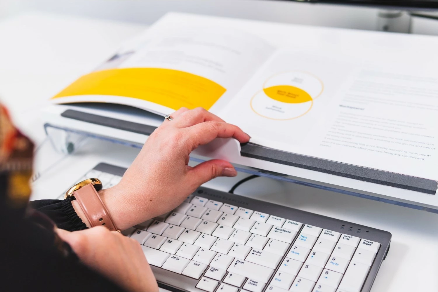 Mbajtës dokumentesh BakkerElkhuizen FlexDesk 630, transparent