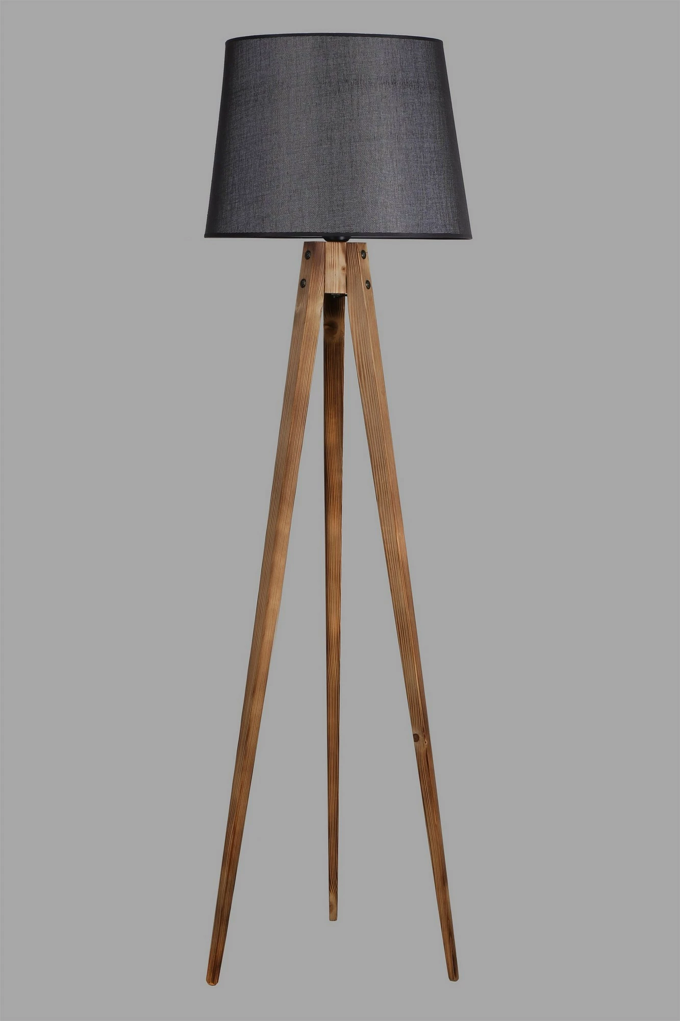 Llambë dyshemeje Opviq tripod, trup peme bredhi, abazhuri i zi, stil industrial-skandinav