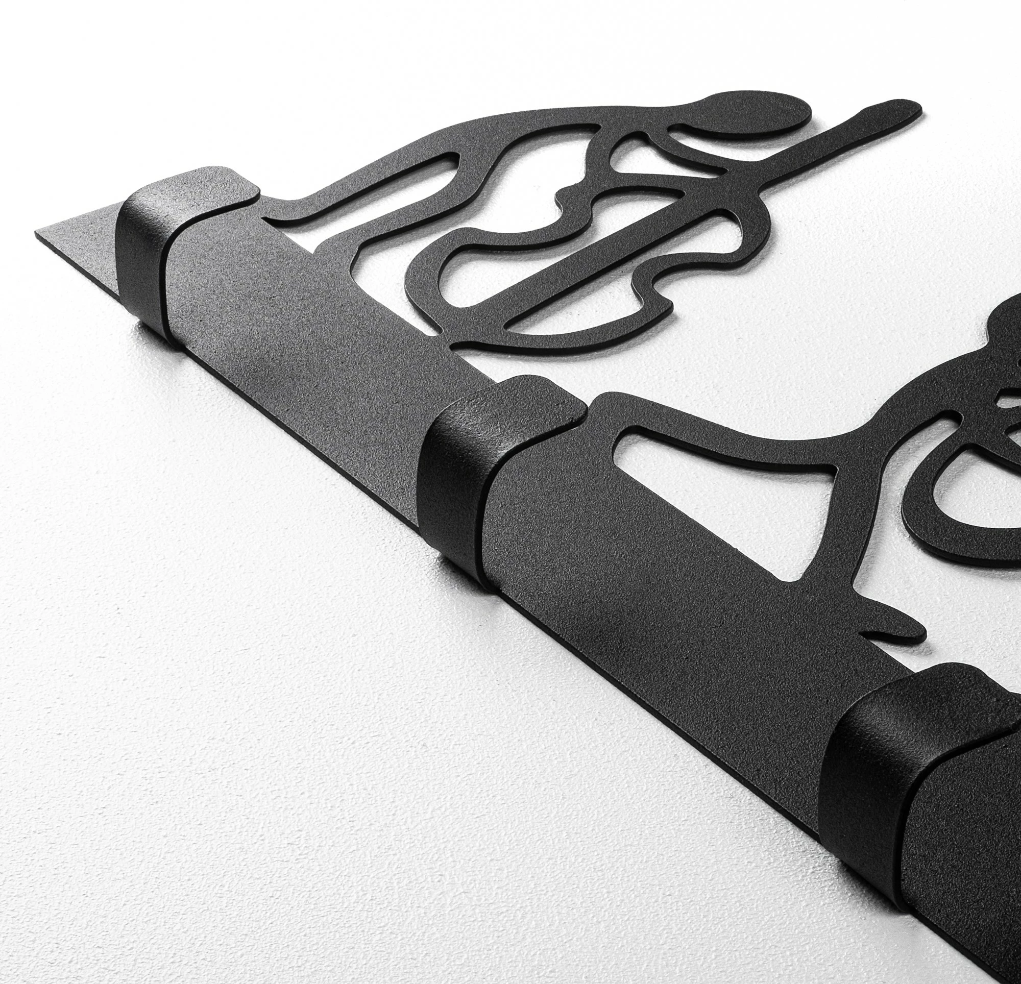 Varëse muri prej metali, motiv bendi muzikor, Wallity, e zezë