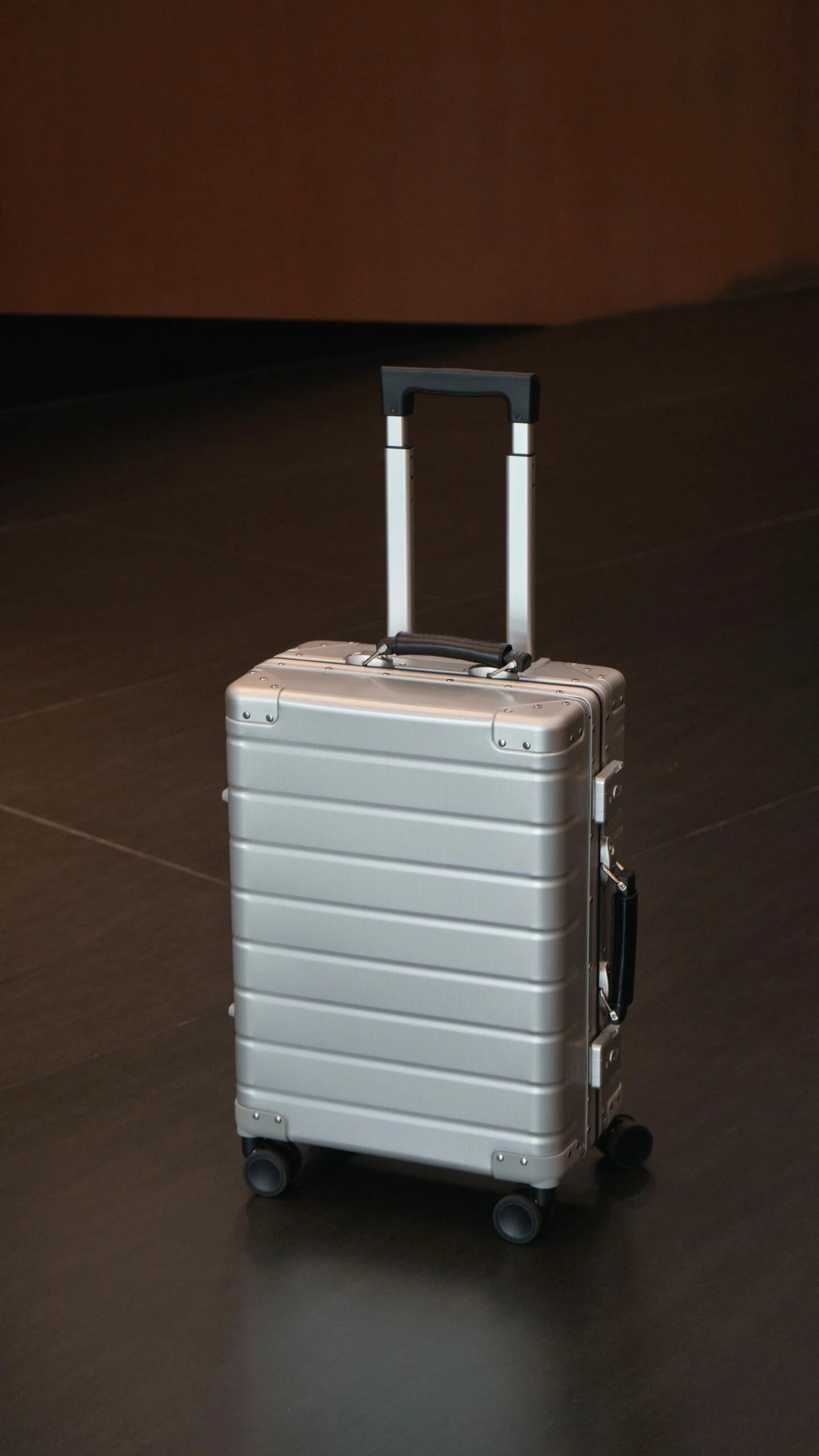 Valixhe udhëtimi Twopoint 20" alumini (aliazh alumini-magnezi), TSA drysh kombinimi, 360° rrota, waterproof, argjendtë