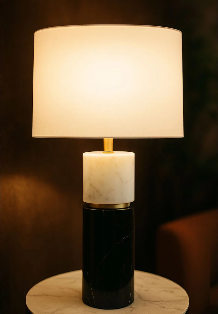 Lampë tavoline Tenley, mermer i zi dhe i bardhë, detaje ari, abazhur prej liri, 38x38x62cm