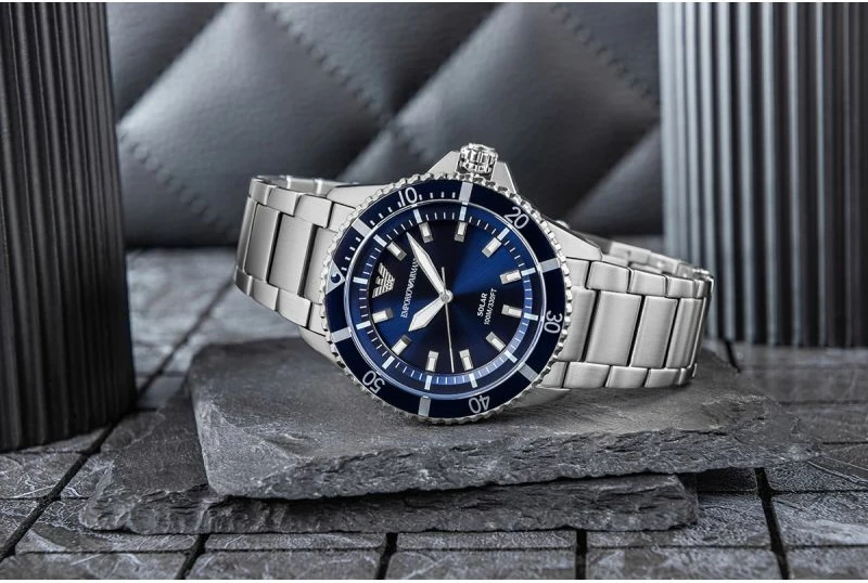 Orë dore meshkujsh Emporio Armani World Explorer AR11697, argjendtë/kaltër, me kuti