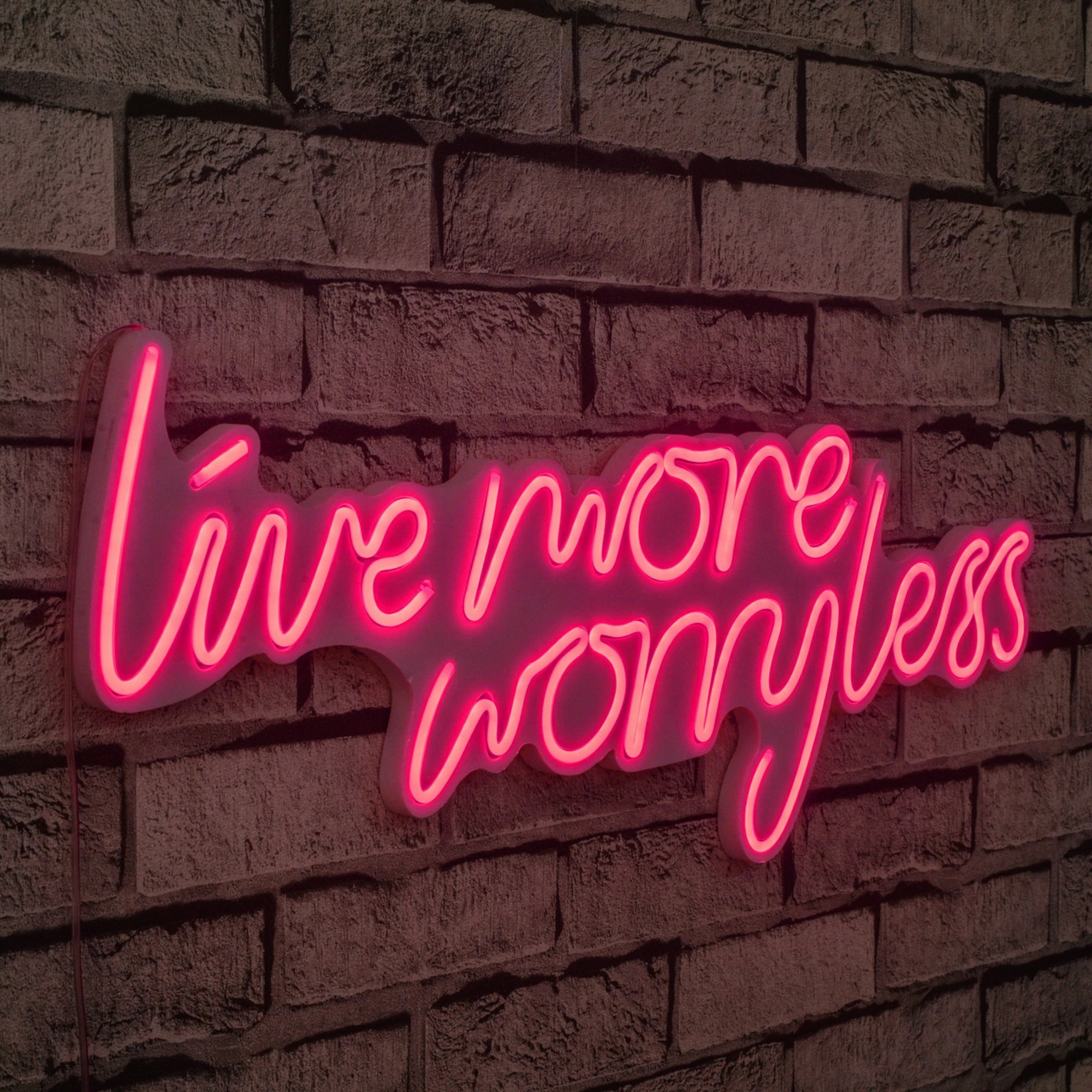 Dekor dritash LED plastike, 'Live More Worry Less', ngjyrë rozë