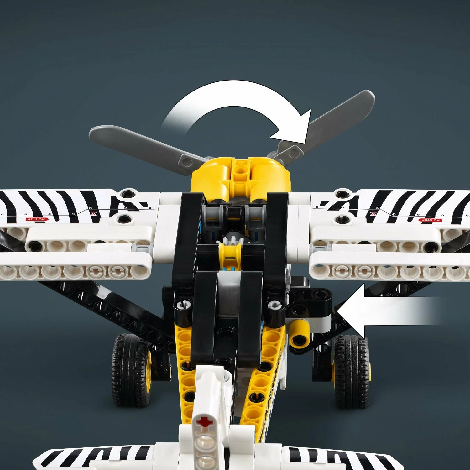 Set LEGO Technic Transport Aircraft 42198 (Bush Plane), 333 copë, bardhë/zi me vija zebra