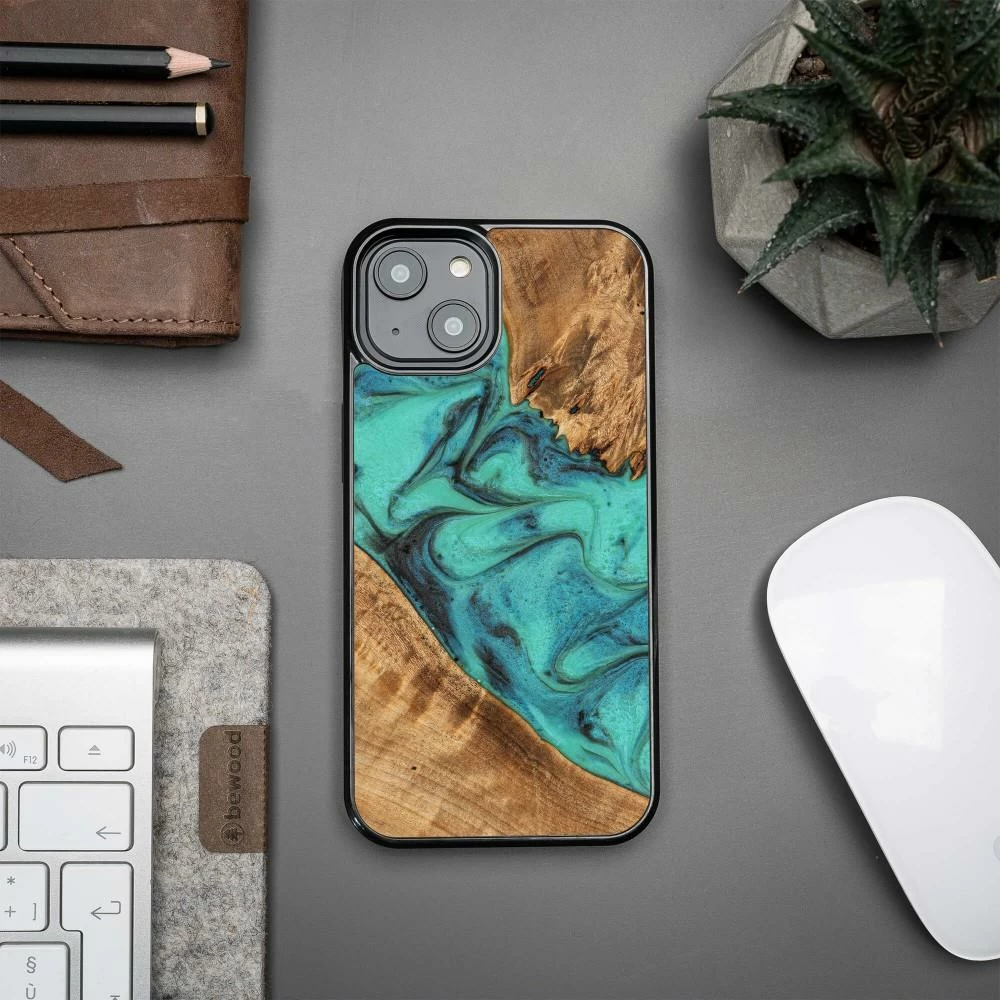 Mbështjellës Bewood Unique Turquoise për iPhone 15 Plus, dru dhe resinë, gjelbër, e zezë, turquoise
