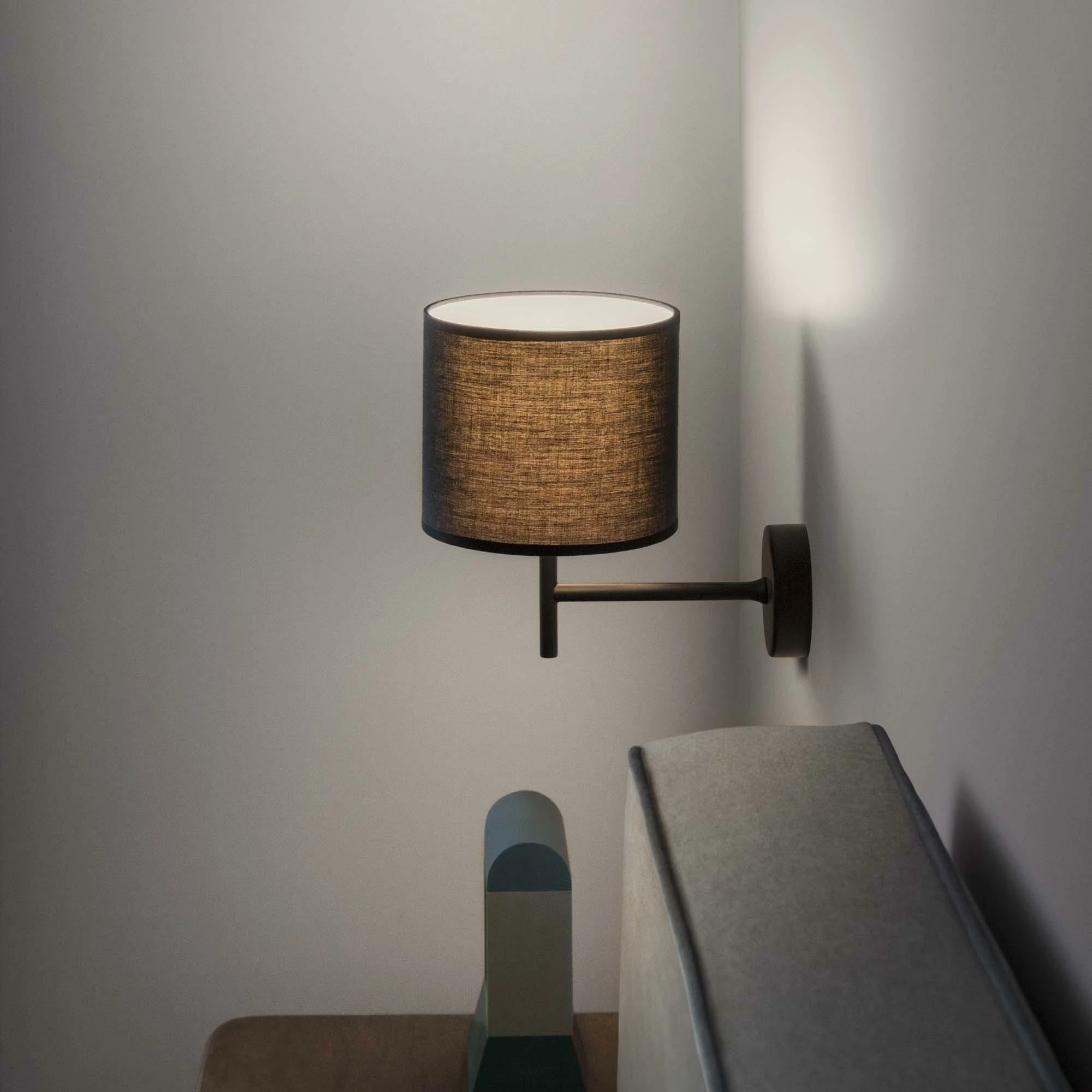 Interno | Llambë muri