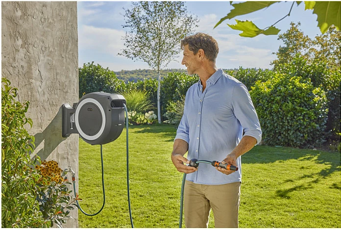 Kasetë muri për zorrë GARDENA 18647-55, 40m, me bateri, e zezë