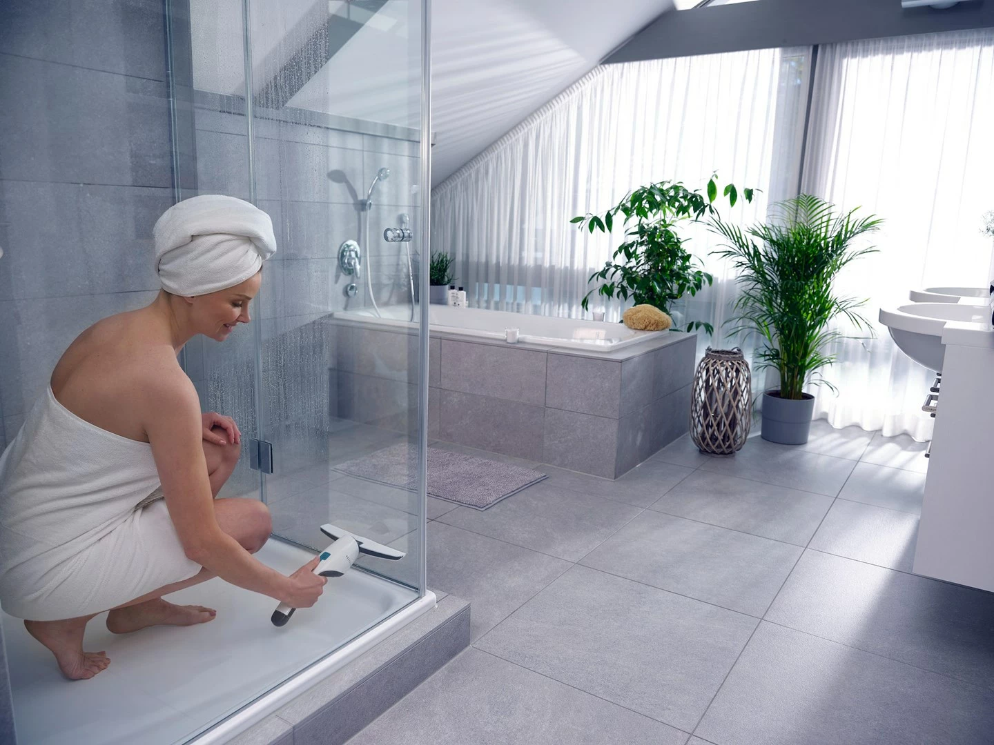 Pastrues elektrik dritaresh LEIFHEIT 51035, 45 min, i zi/blu/bardhë