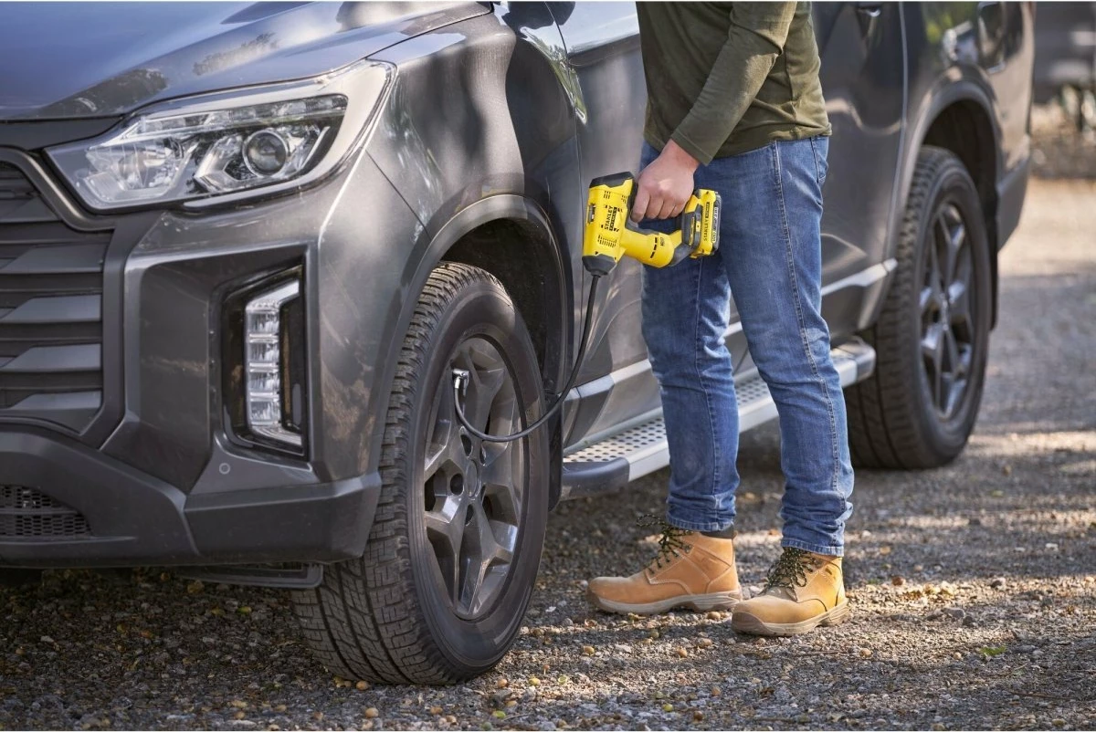 Kompresor ajri me bateri Stanley FATMAX SFMCE521B 18 V, max 10.3 bar, me ekran digjital, pa bateri/karikues, verdhë/zezë