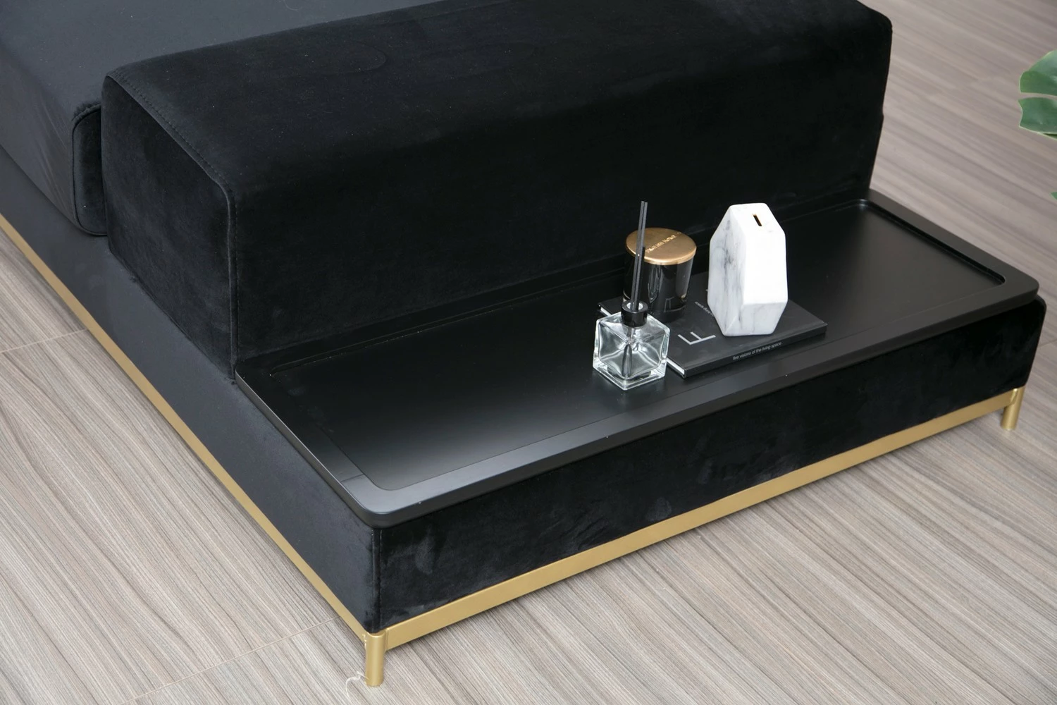 Divan katër vendesh Atelier del Sofa, me tavolinë anësore, ngjyrë e zezë, detaje ari