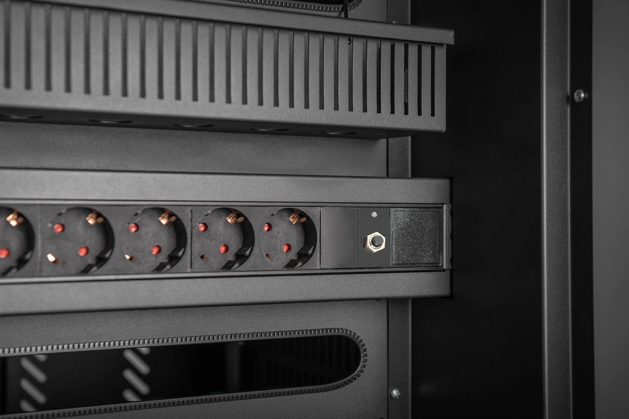 Kasë karikimi Digitus për 30 laptopë/tabletë deri 15.6", USB-C, e zezë