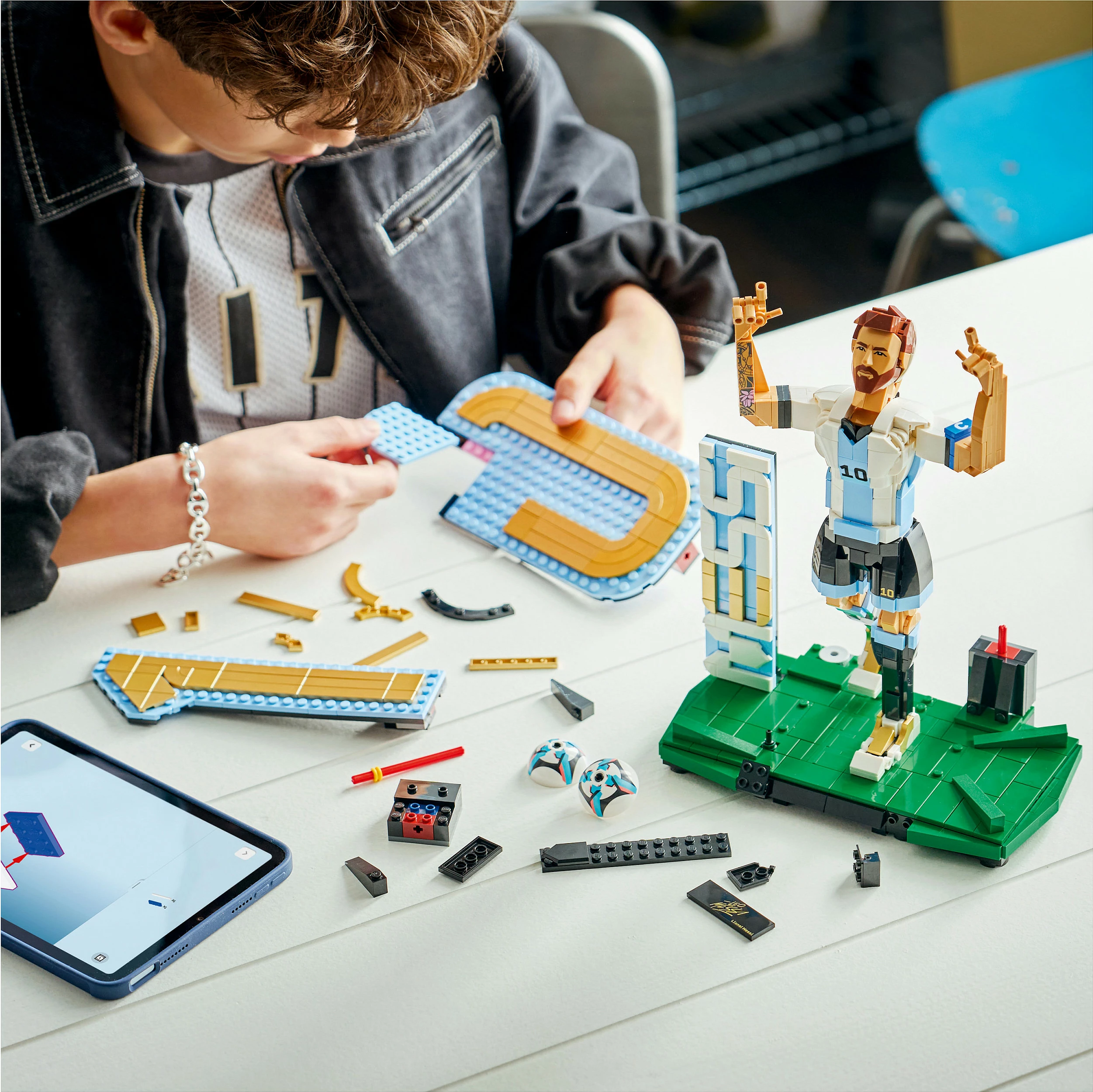 Set ndërtimi LEGO 43015 Lionel Messi – Football Legend, 958 pjesë, shumëngjyrësh