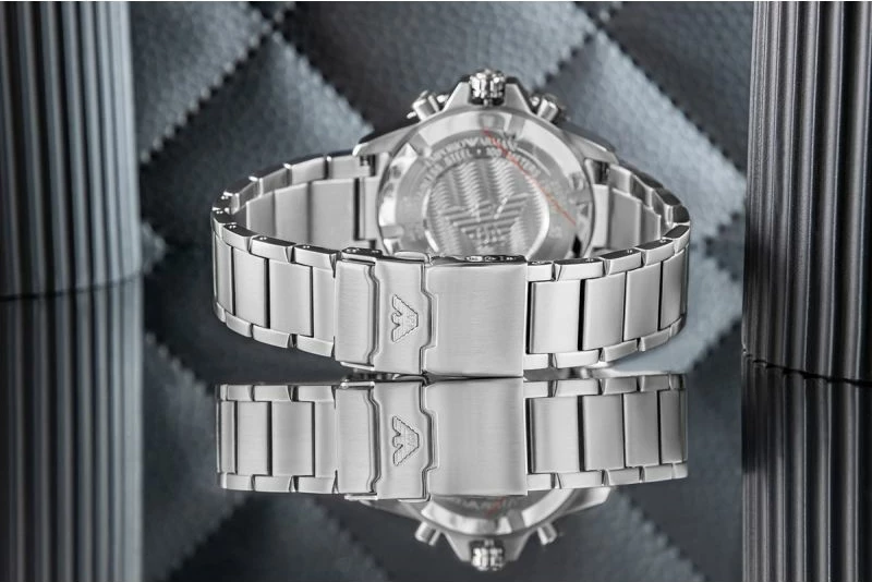 Orë dore meshkujsh Emporio Armani World Explorer AR11739, e zezë/argjendtë, set me kuti