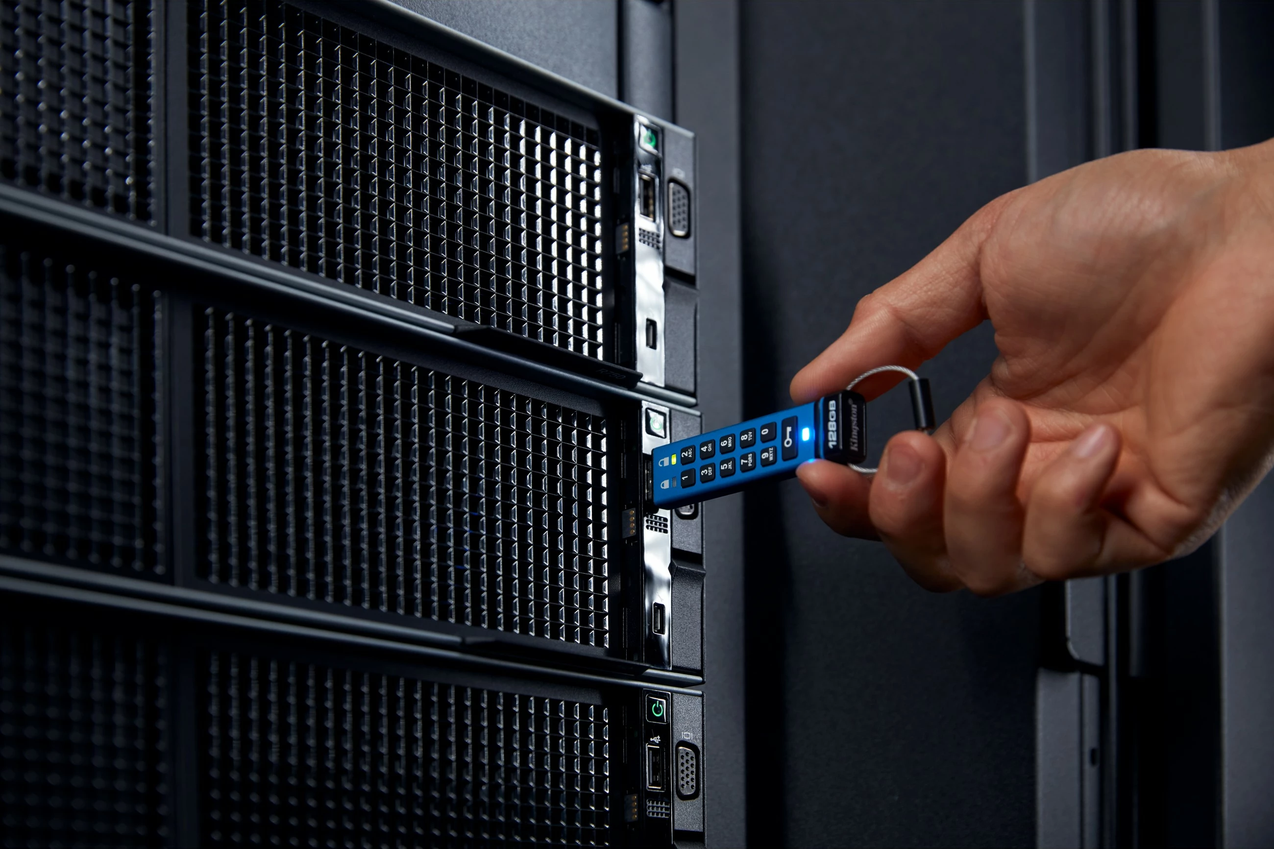 USB stick Kingston IronKey Keypad 200C 128GB, USB-C, kaltër