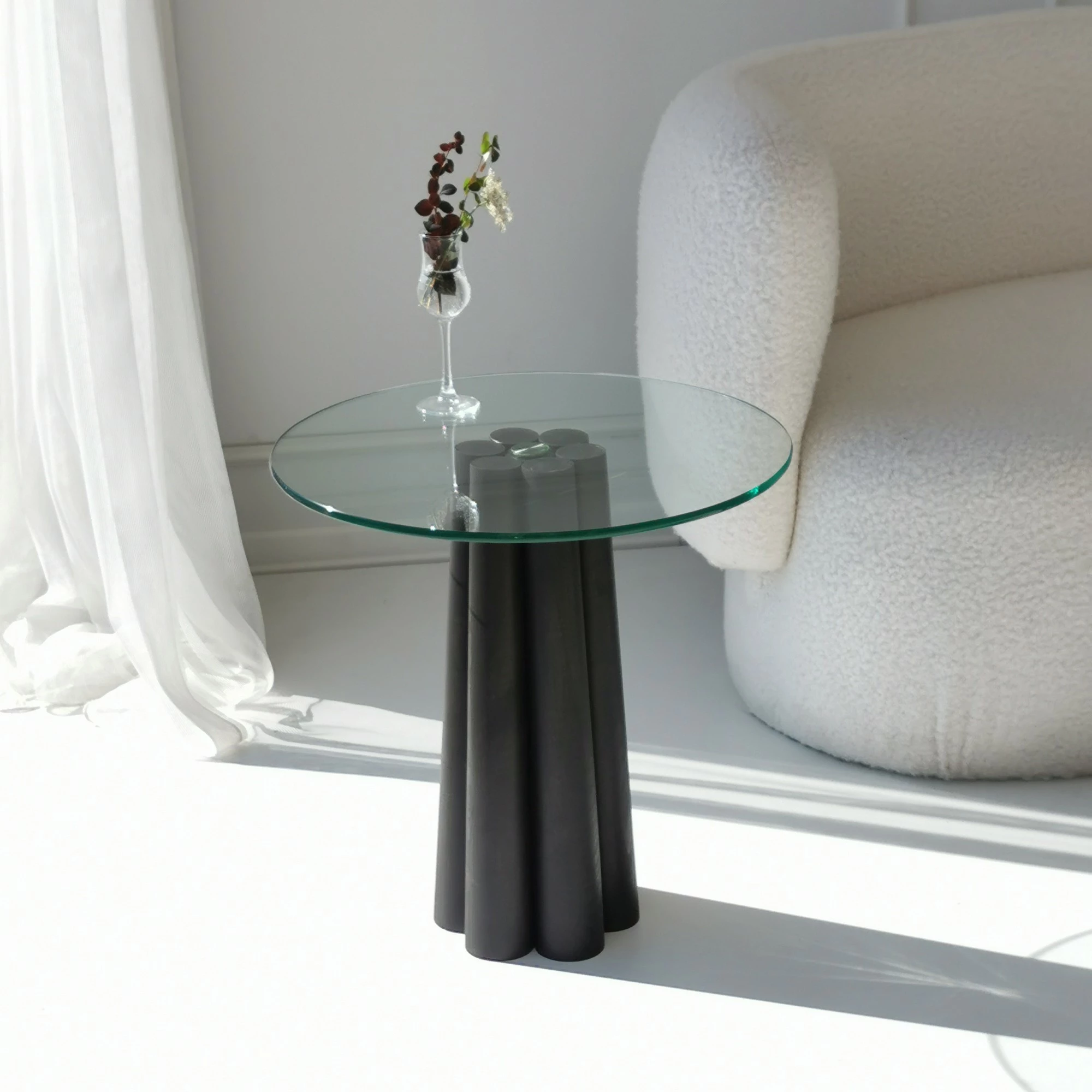 Tavolinë kafeje Thales, xham transparent, këmbë të zeza, Skye Decor