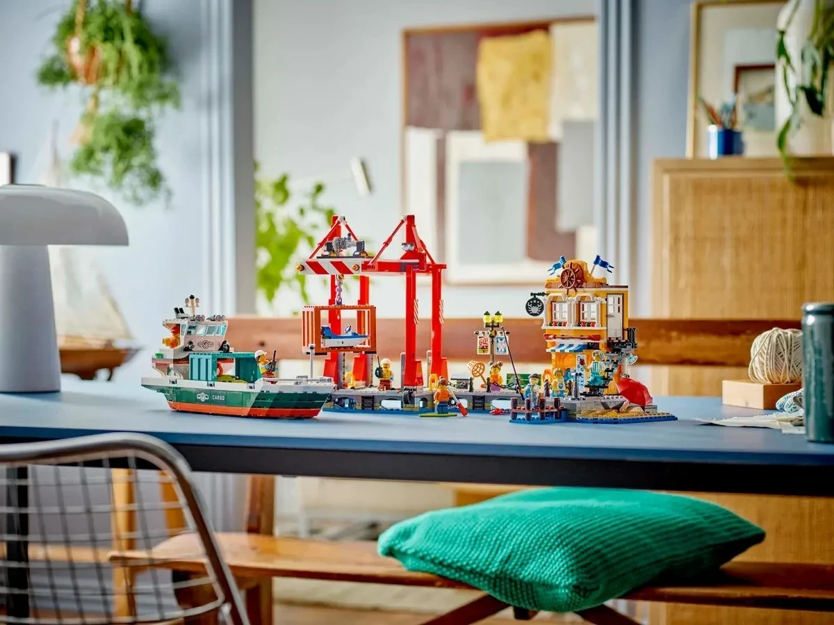 Set LEGO CITY 60422 Seaside Harbour me Anije Ngarkese